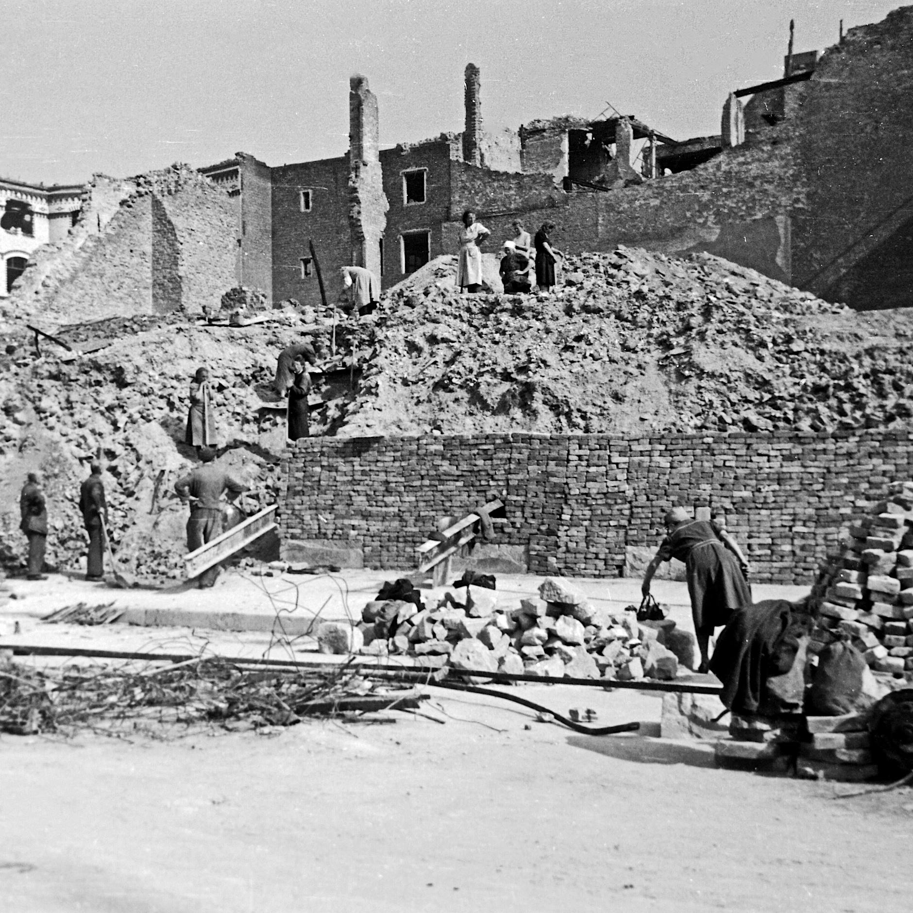 Mit Eis überzogene Wohnungswände in Berlin: Wie es bei einer Stromsperre zugeht