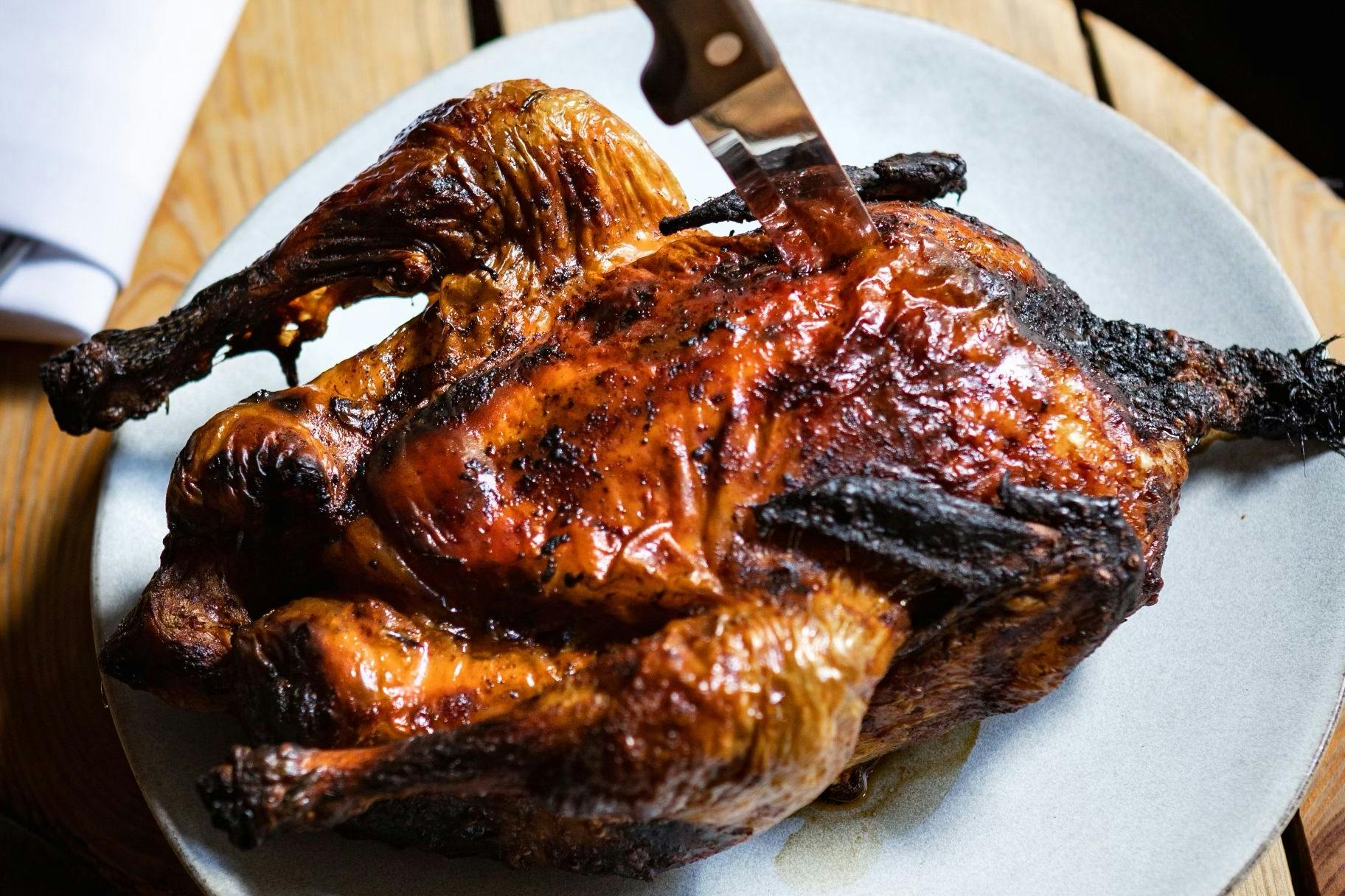 Was für ein sinnloser Tod: Der sog. „Berlin
Broiler“ für 2 Personen im Tisk.