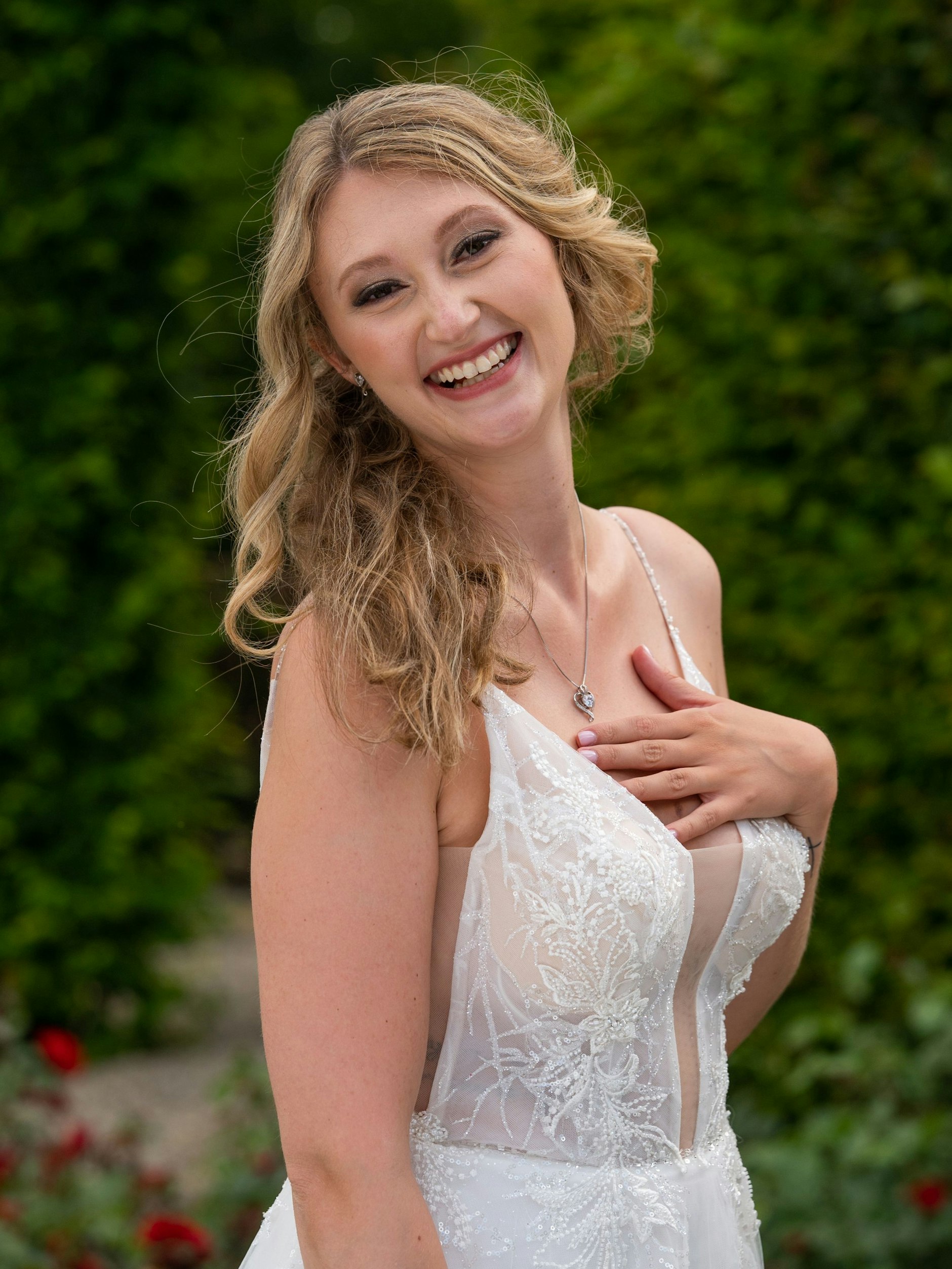 „Hochzeit auf den ersten Blick“-Braut Jaqueline tritt mit Kandidat Peter vor den Altar.