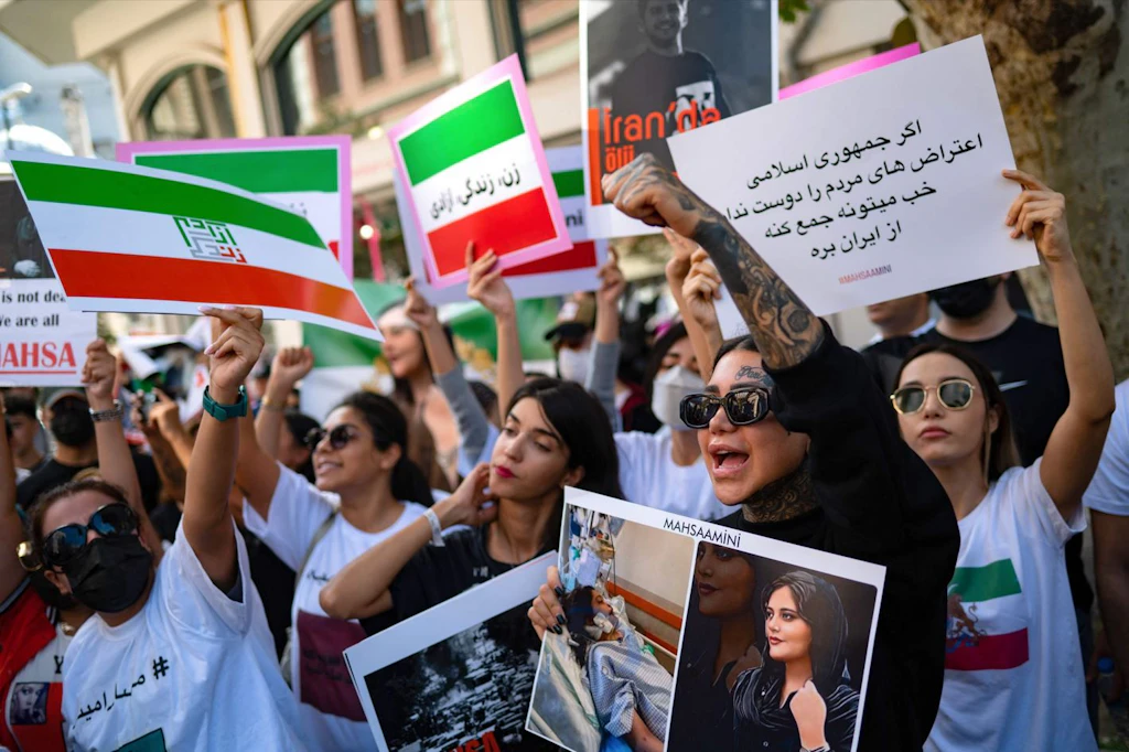 Berliner Iranerin: „Khamenei, Irans Frauen hören Ihnen nicht mehr zu!“