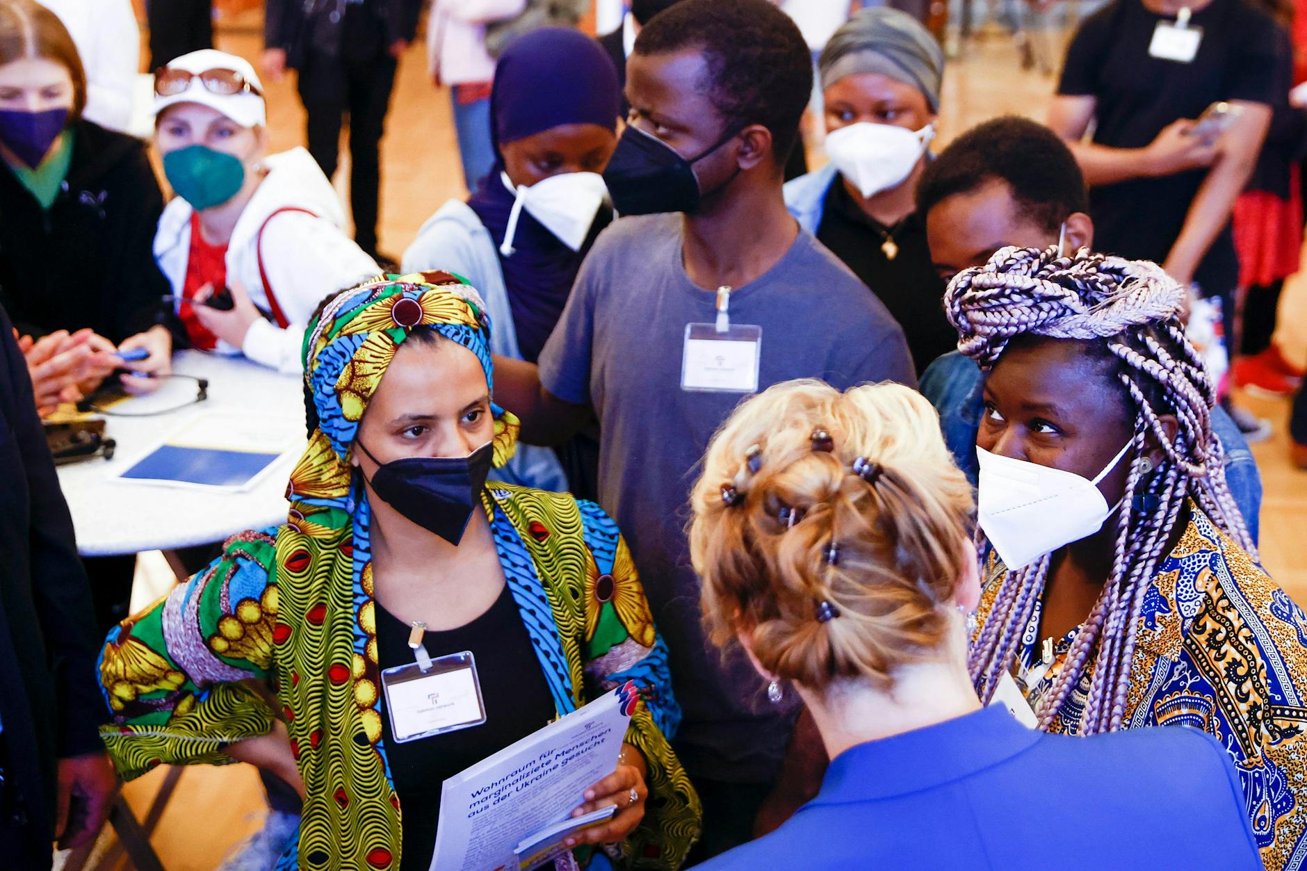 Franziska Giffey (M., SPD) spricht mit Vertreterinnen des Tubman Networks bei einer Veranstaltung im Roten Rathaus. Jetzt appelliert die Initiative an die Politik, ihr bei ihrer Suche nach einem neuen permanenten Standort zu helfen.