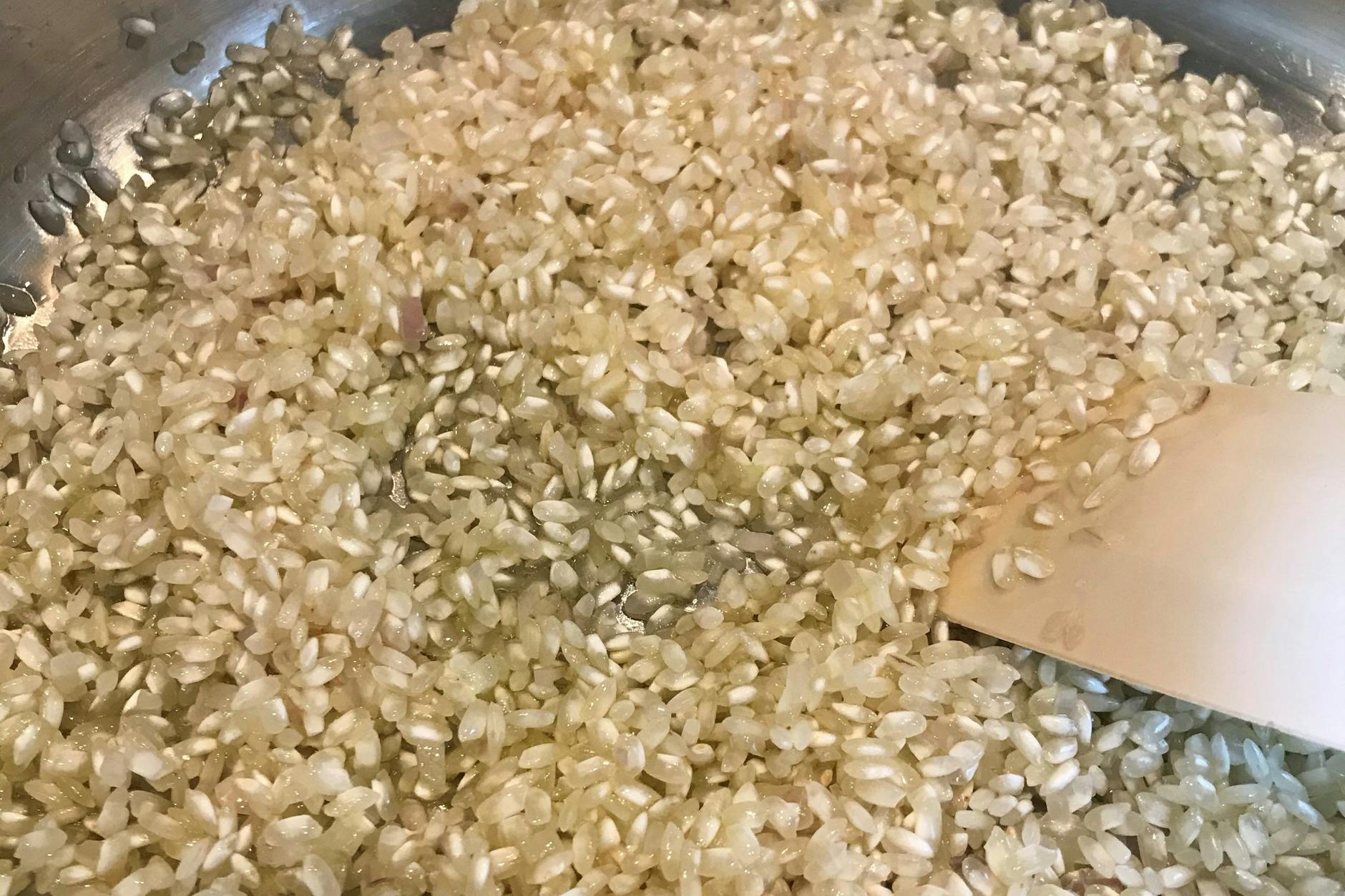 Zwiebel und Reis: schön glasig dünsten.