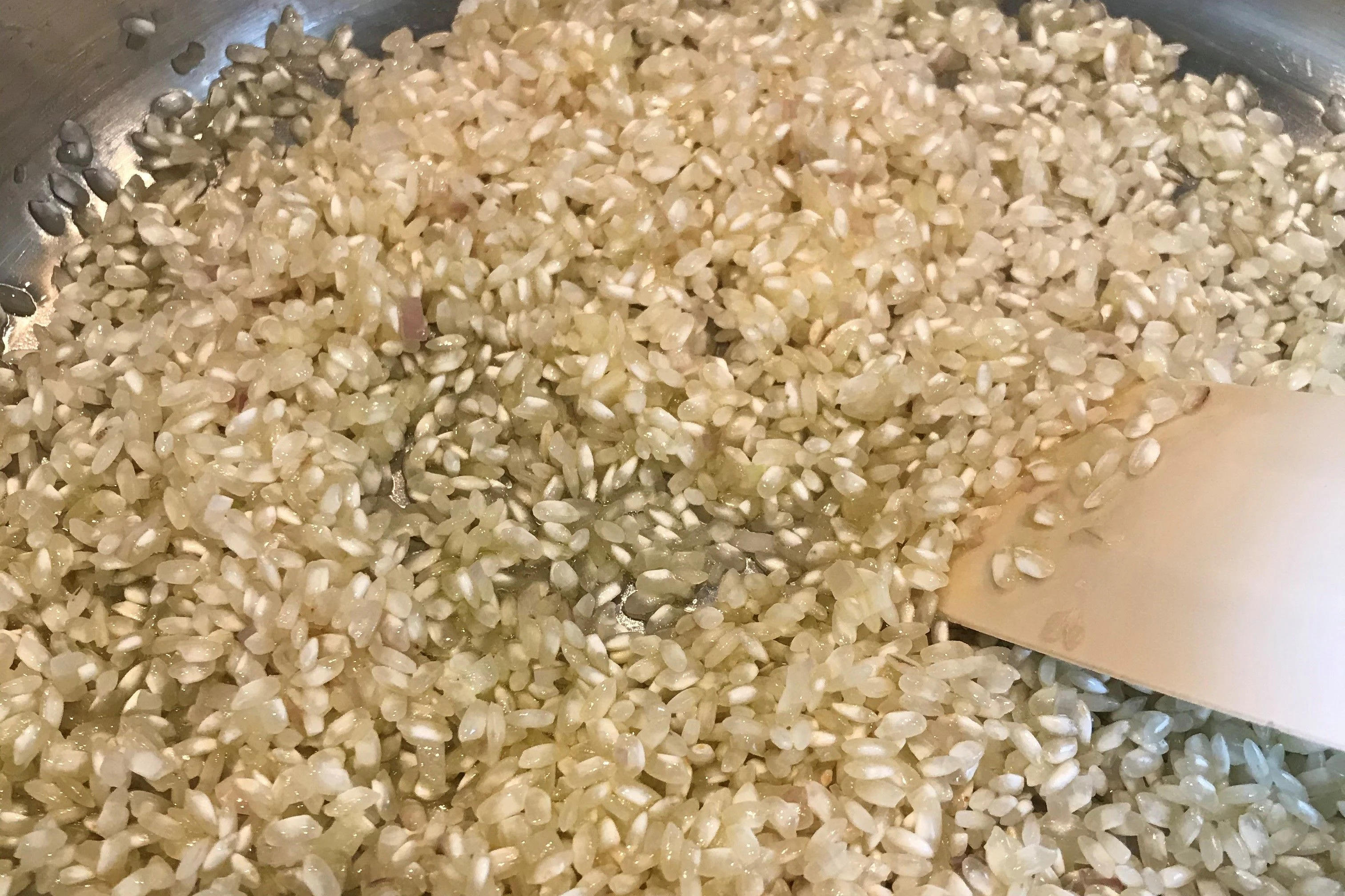 Zwiebel und Reis: schön glasig dünsten.