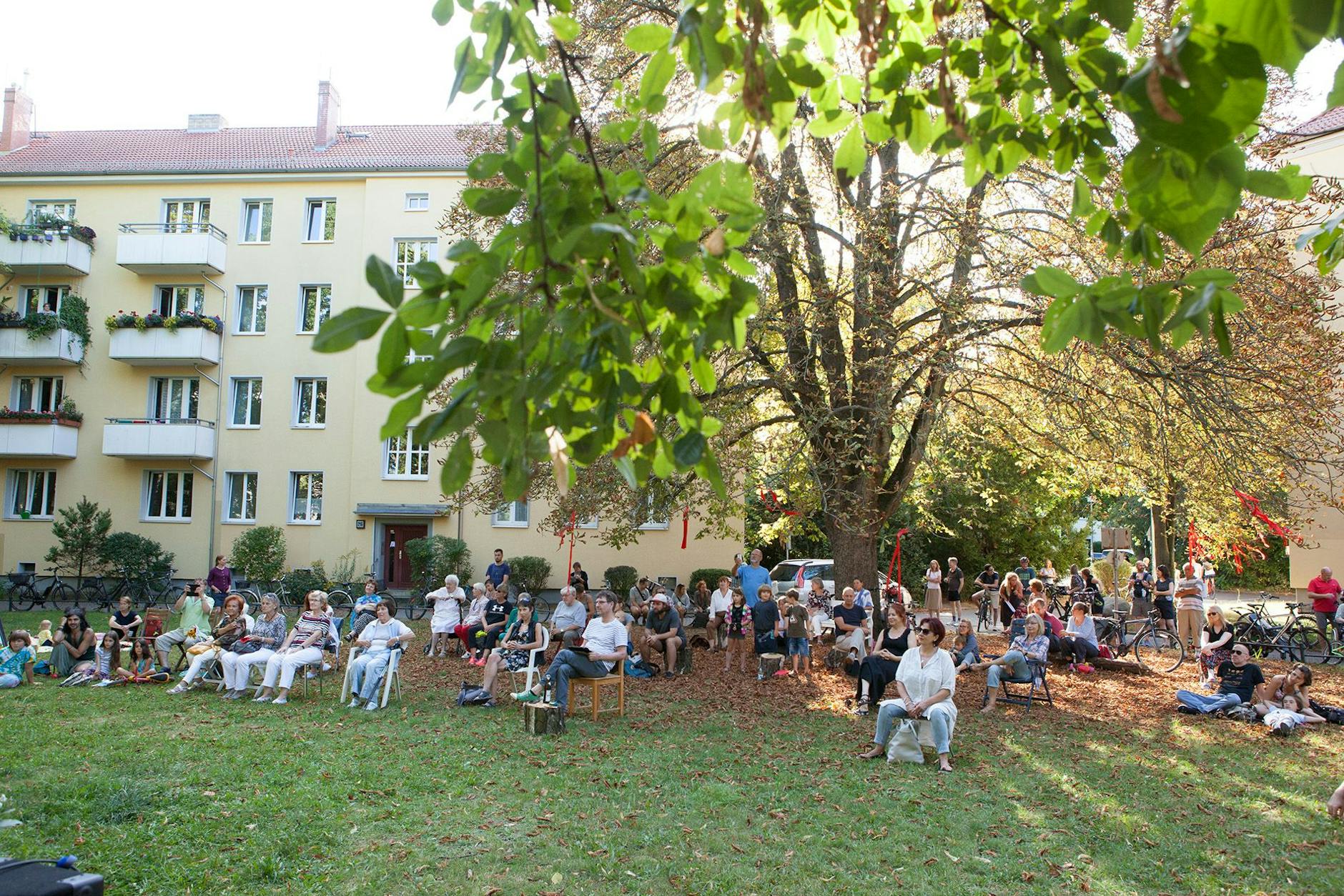 Mit Hofkonzerten hatte die Bürgerinitiative „Grüner Kiez Pankow“ sich gegen Verdichtung gewehrt. Sie ist Teil des mittlerweile viel größeren Bündnisses für Nachhaltige Stadtentwicklung, dem Mieterinitiativen und Naturschutzverbände, aber auch Architekten angehören. 