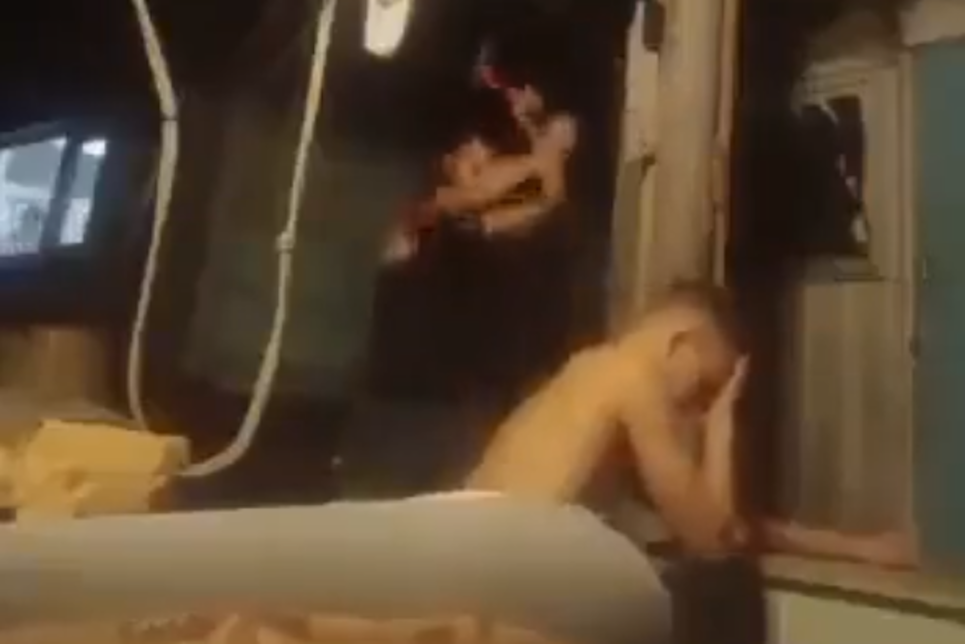 Ein Mann schlägt einem anderen mit dem Hammer auf den Arm. So will das Opfer die Einberufung in den Krieg gegen die Ukraine vermeiden.