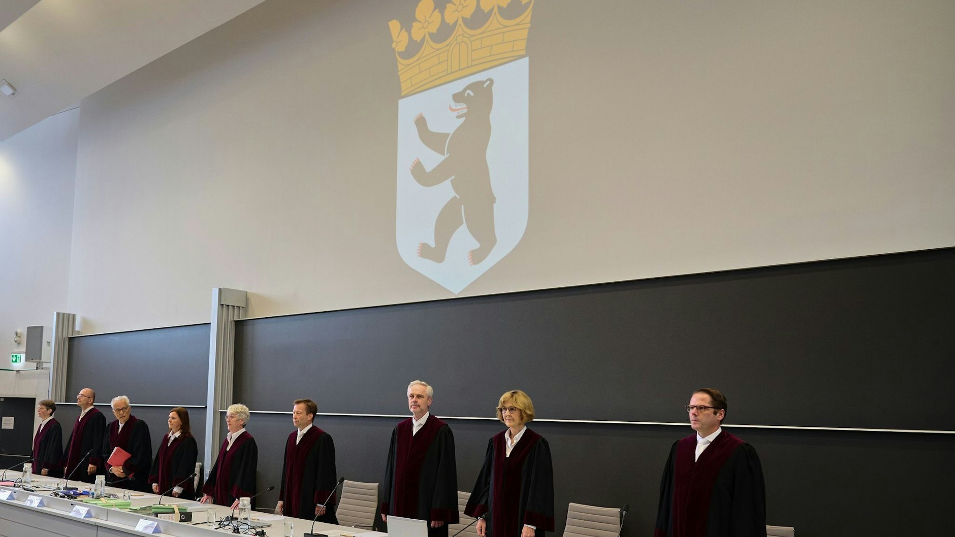 Die Richter des Verfassungsgerichtshofs stehen vor der Verhandlung in einem Hörsaal der Freien Universität Berlin. Sie müssen entscheiden, ob die Wahl zum Berliner Abgeordnetenhaus wiederholt werden muss. 