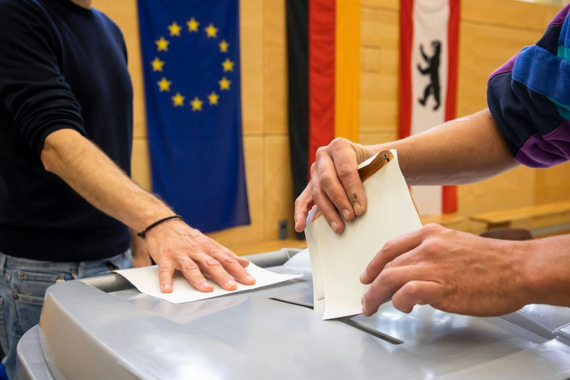 Einwurf der Stimmlzettel in eine Wahlurne in Berlin am 26. September 2021.