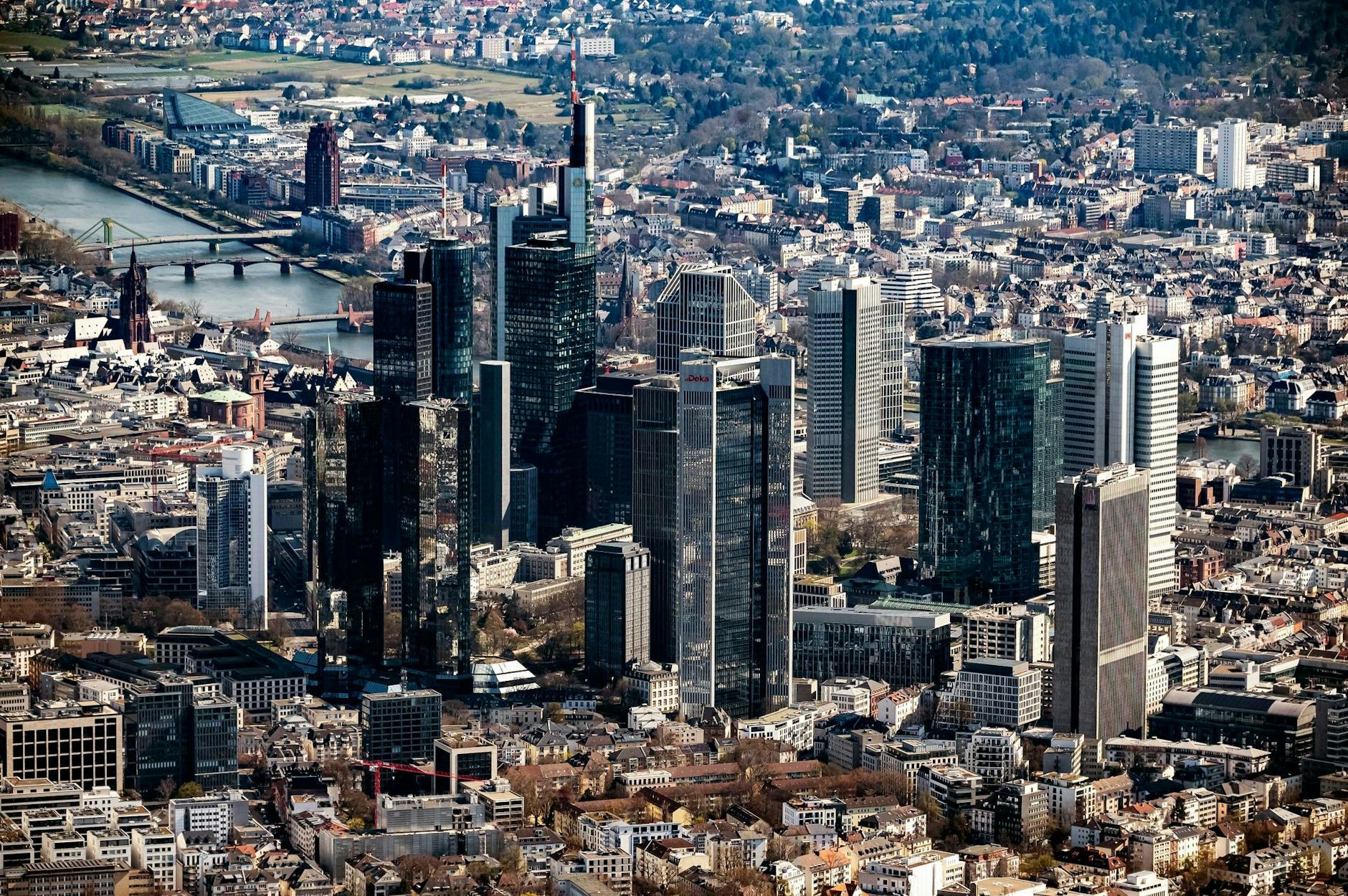 ARCHIV - Das Bankenviertel in Frankfurt am Main (Symbolbild). Bundesbank und Bafin haben die Ertragslage und Widerstandsfähigkeit der etwa 1300 Institute, die sie direkt beaufsichtigen, unter Stressbedingungen untersucht.