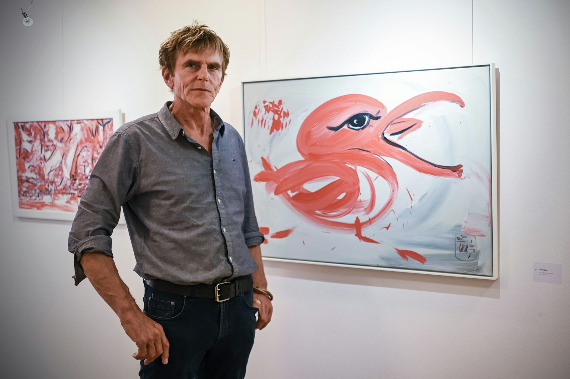 Der Maler Torsten Schlüter vor dem „Union-Gen“, einem aufmüpfigen Vogel, der seinen Schnabel aufreißt.