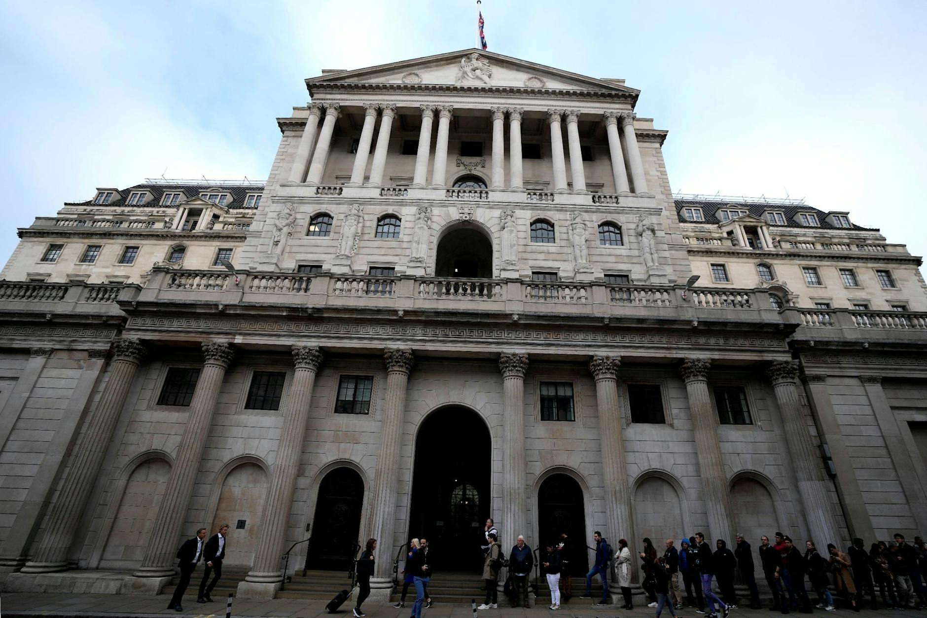 «Truss und Kwarteng haben aufs Gaspedal getreten, und die Bank of England (im Bild) bewahrt nun gewissermaßen den Motor des Autos davor, zu explodieren», sagt der deutsch-britische Ökonom Andrew Lee.