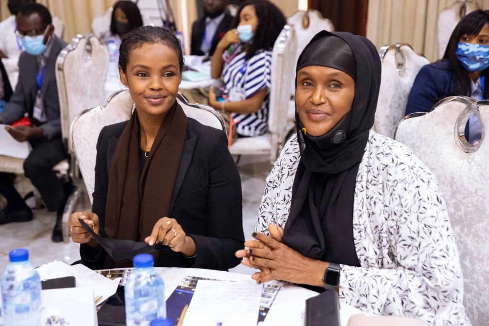 HANDOUT - Ilwad Elman (l) und Fartuun Adan sind somalische Menschenrechtsverteidigerinnen, die gemeindenahe Projekte zur Friedenskonsolidierung leiten.  velihood Foundation/dpa