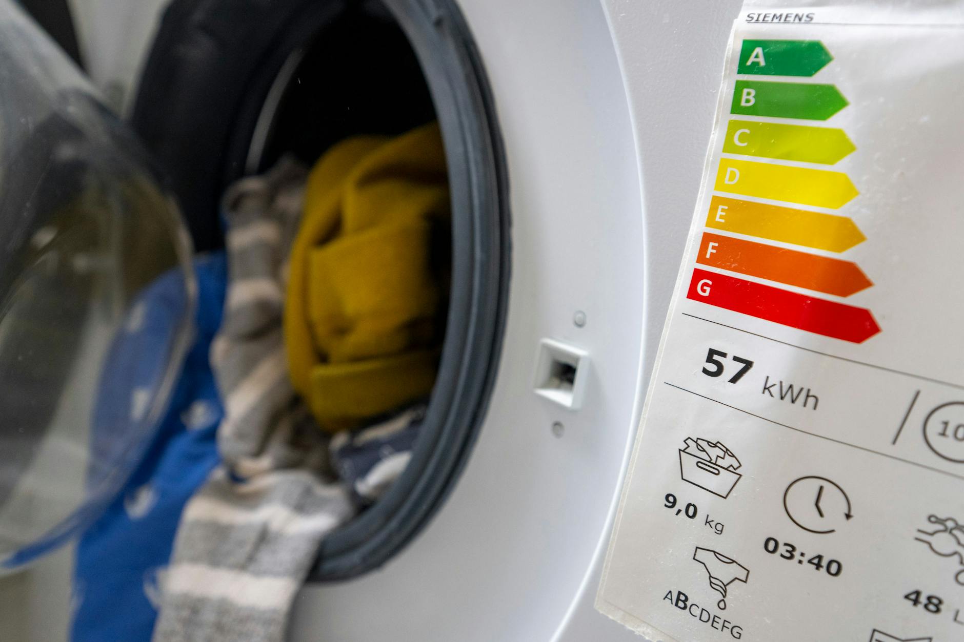 Je nach Energieeffizienzklasse der Waschmaschine kostet ein Waschgang zwischen 35 und 58 Cent.