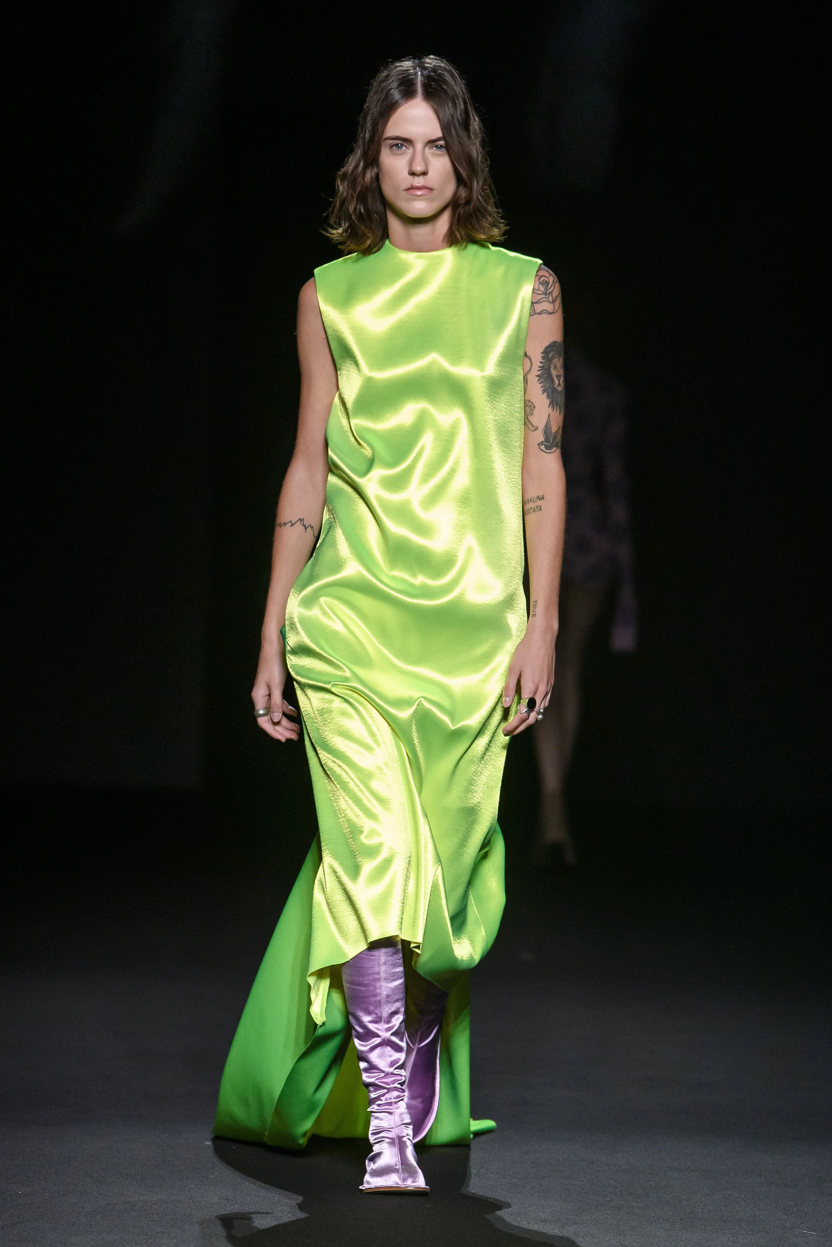 Ein neongrünes Partykleid mit Schleppe aus der Sportmax-Kollektion für nächstes Frühjahr.