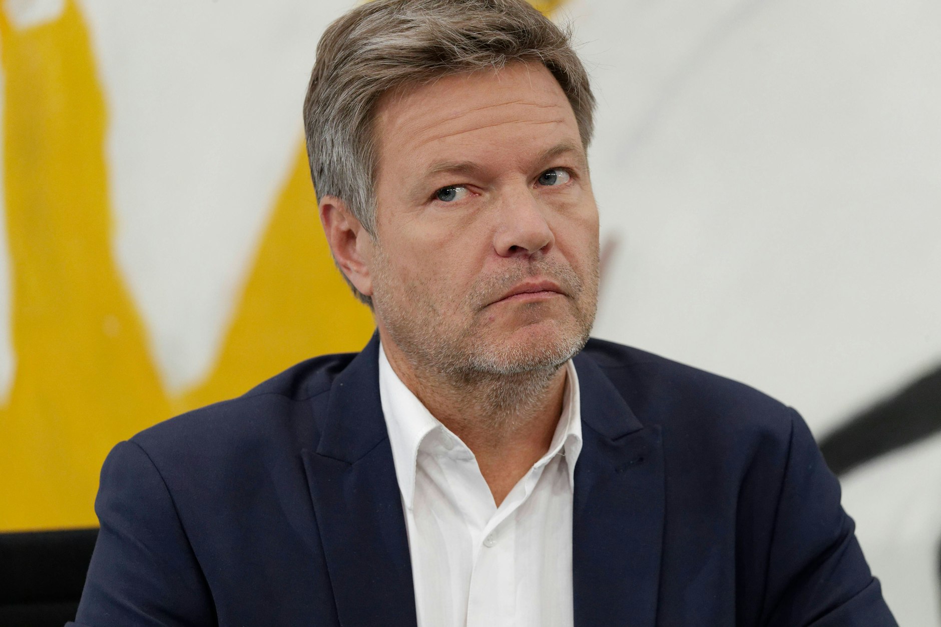 Bundeswirtschafts- und Klimaschutzminister Robert Habeck (Bündnis 90/Die Grünen) und der Bundesfinanzminister verkünden einen wirtschaftlichen Abwehrschirm, der u. a. eine Strom- und Gaspreisbremse vorsieht.