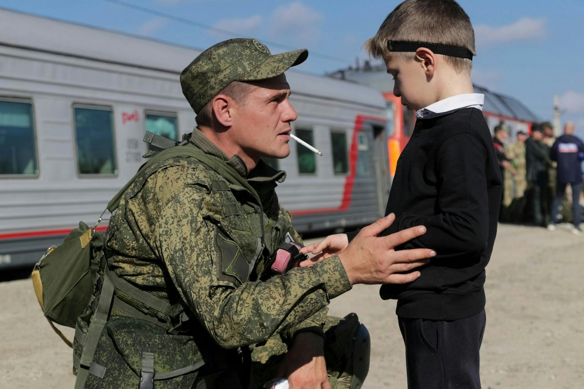 Ein russischer Rekrut spricht mit seinem Sohn, bevor er einen Zug am Bahnhof in Prudboi besteigt. Kremlchef Wladimir Putin will heute die Annexion der ukrainischen Regionen Luhansk, Donezk, Cherson und Saporischschja gegen internationalen Protest durchziehen.