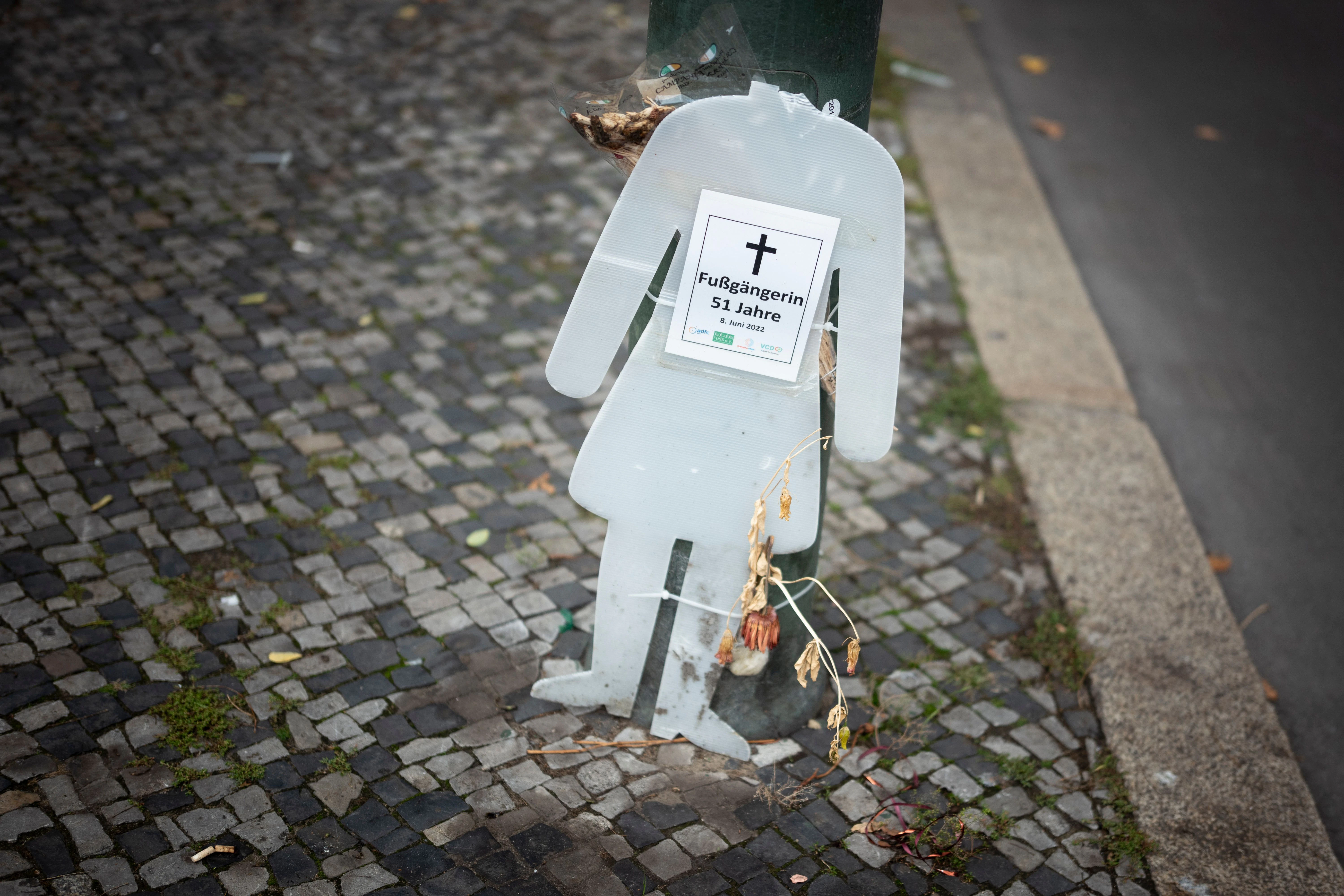 Diese inzwischen kopflose Styropor-Figur ist die einzige Erinnerung an die Amokfahrt.