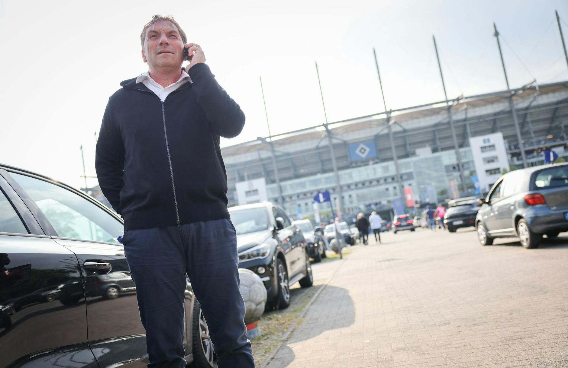 Thomas Wüstefeld, Noch-Vorstand des Hamburger SV, telefoniert vor einem Spiel auf dem Parkplatz vor dem Stadion. - Nutzung nur nach schriftlicher Vereinbarung mit der dpa