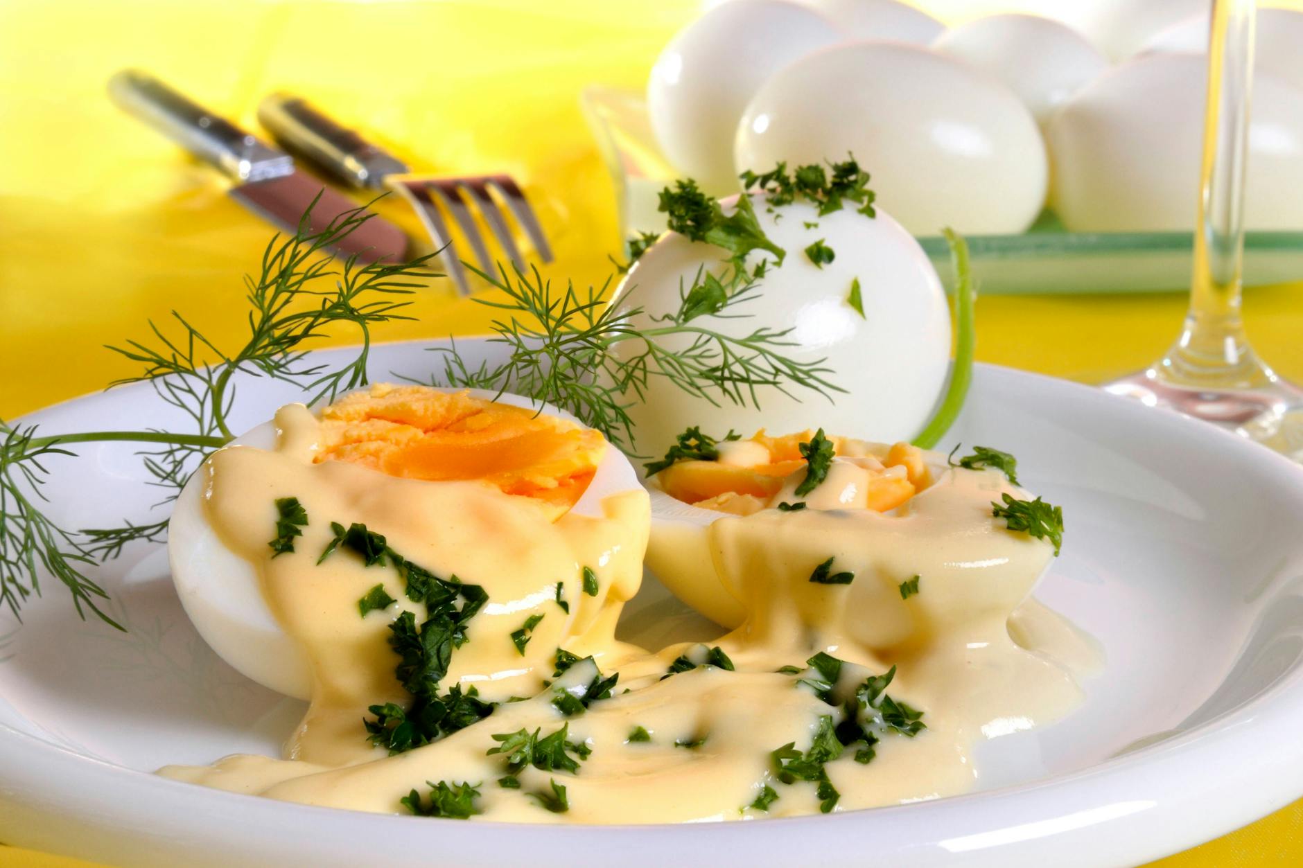 Das leckere Rezept für Senfeier ist perfekt für alle, die Eier in Senfsoße schon bei Oma immer am liebsten aßen.