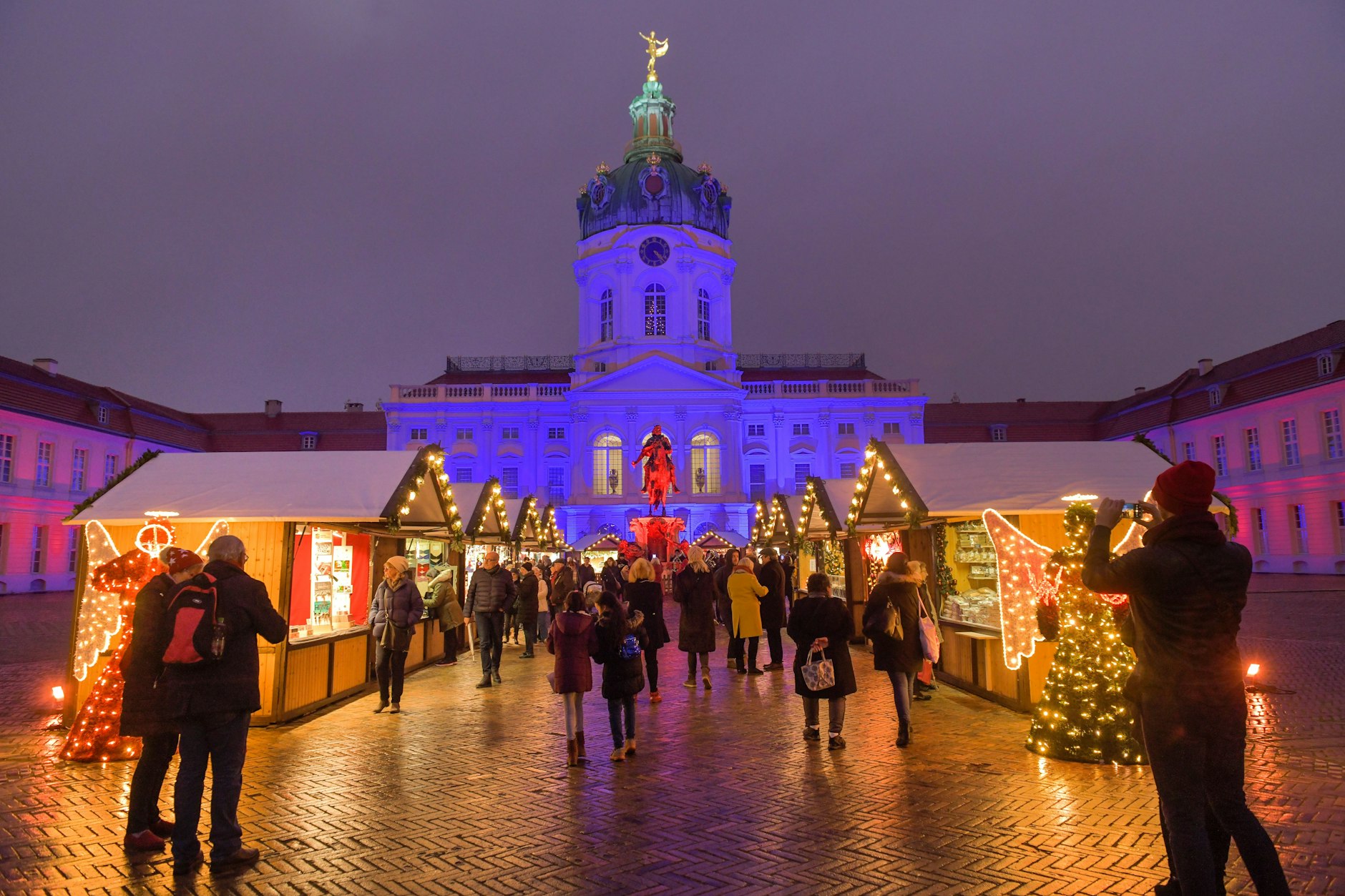 Der Weihnachtsmarkt am Schloss Charlottenburg findet auch dieses Jahr wieder statt.