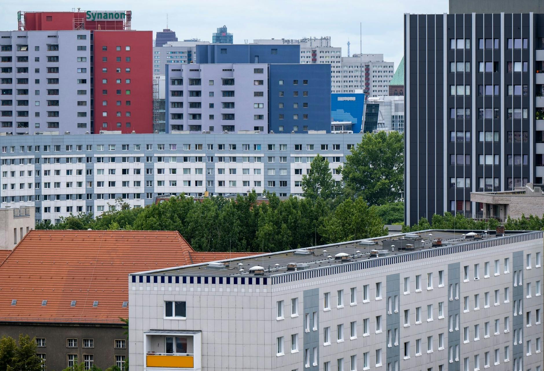 ARCHIV - Immer weniger Menschen können sich großen Wohnraum leisten.