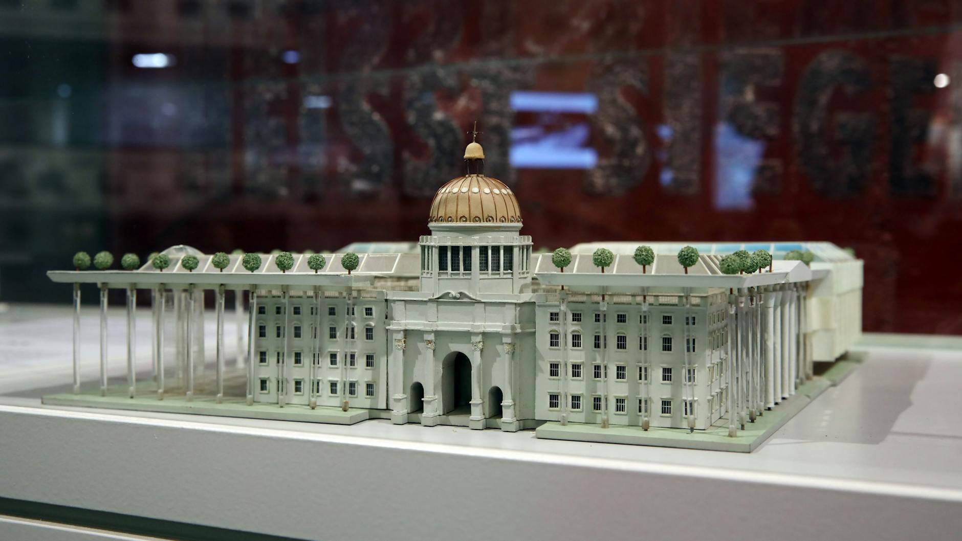 Heinz Graffunder, der Architekt des Palastes der Republik, stellte in zwei Modellen vor, wie Palast und Stadtschloss hätten kombiniert werden können. Die Modelle dazu stehen im DDR-Museum.