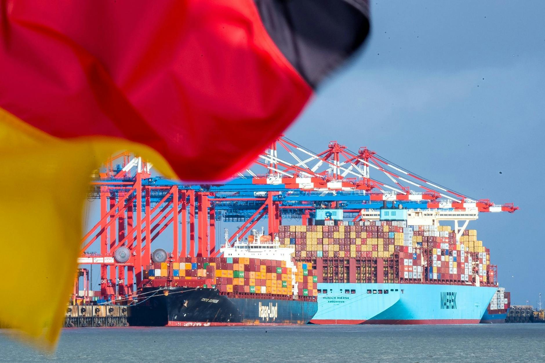 ARCHIV - Bereits seit der Corona-Pandemie wird die Wirtschaft durch gestörte globale Lieferketten belastet - nun kommt die Energiekrise hinzu.