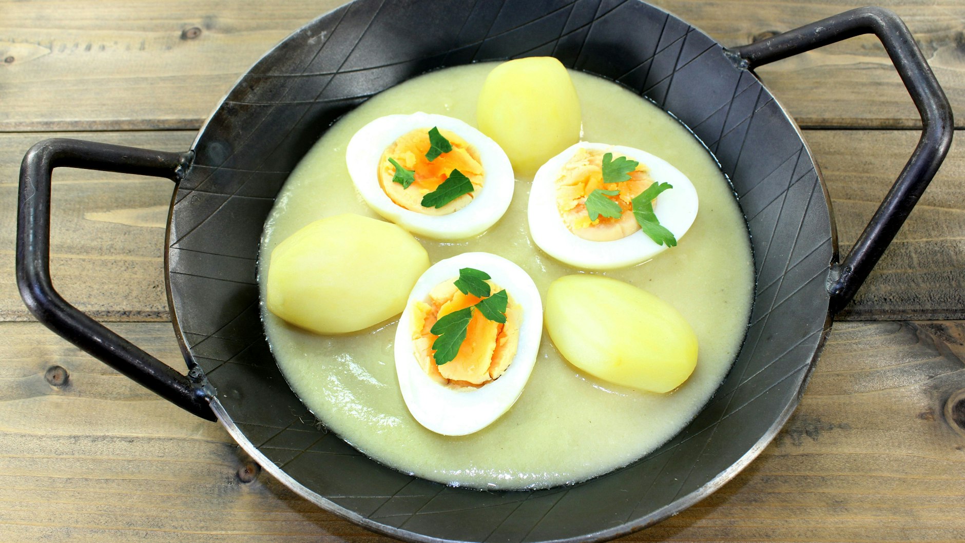 Wer Kartoffelbrei zu den Senfeiern nicht mag, serviert zu den Eiern in Senfsoße Salzkartoffeln.