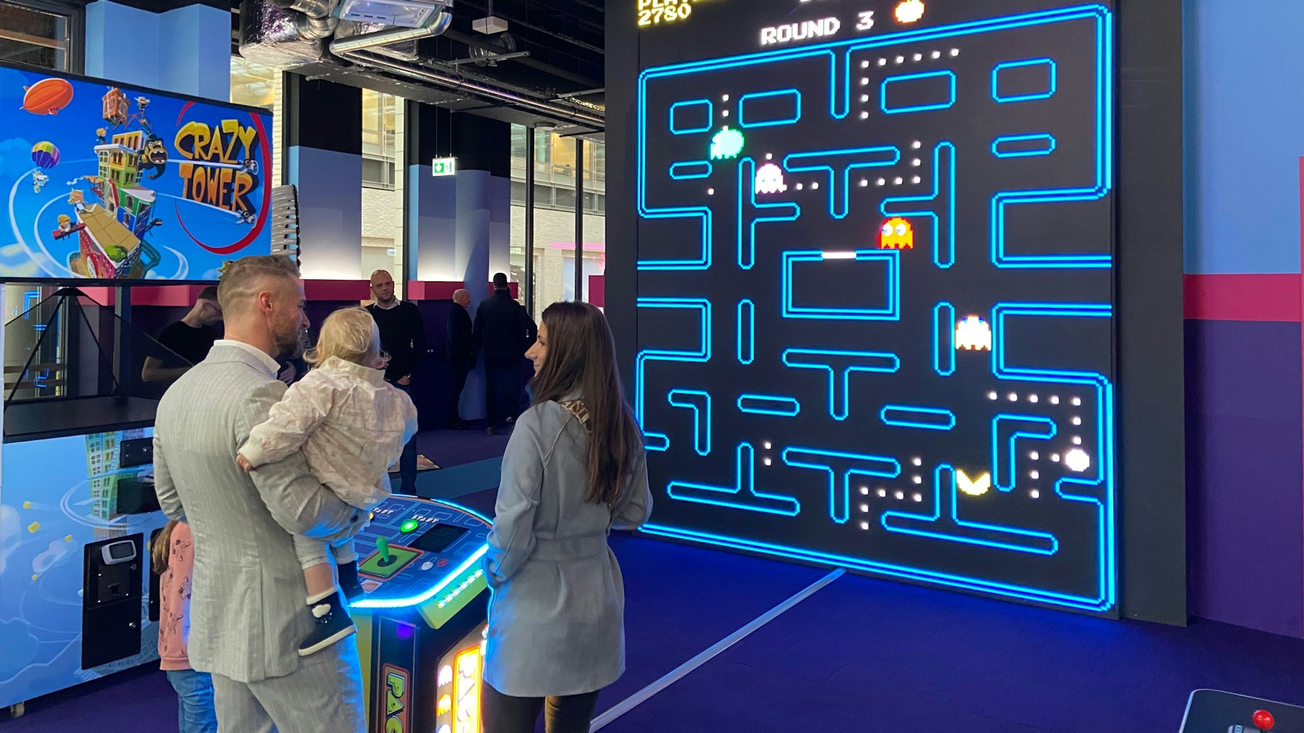 Ein Gruß ans kulturelle Erbe: Der Arcade-Klassiker „Pac Man“ auf großem Bildschirm.