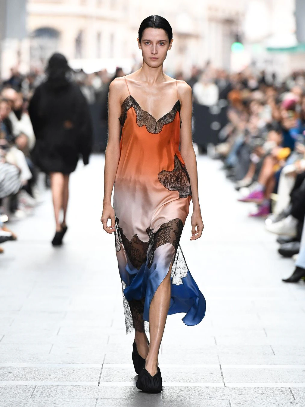 Die Deutsche Marie-Christine Statz, Gründerin und Chefdesignerin des Labels Gauchere, füllt die Cut-outs eines Kleids mit Spitze. Raffiniert.