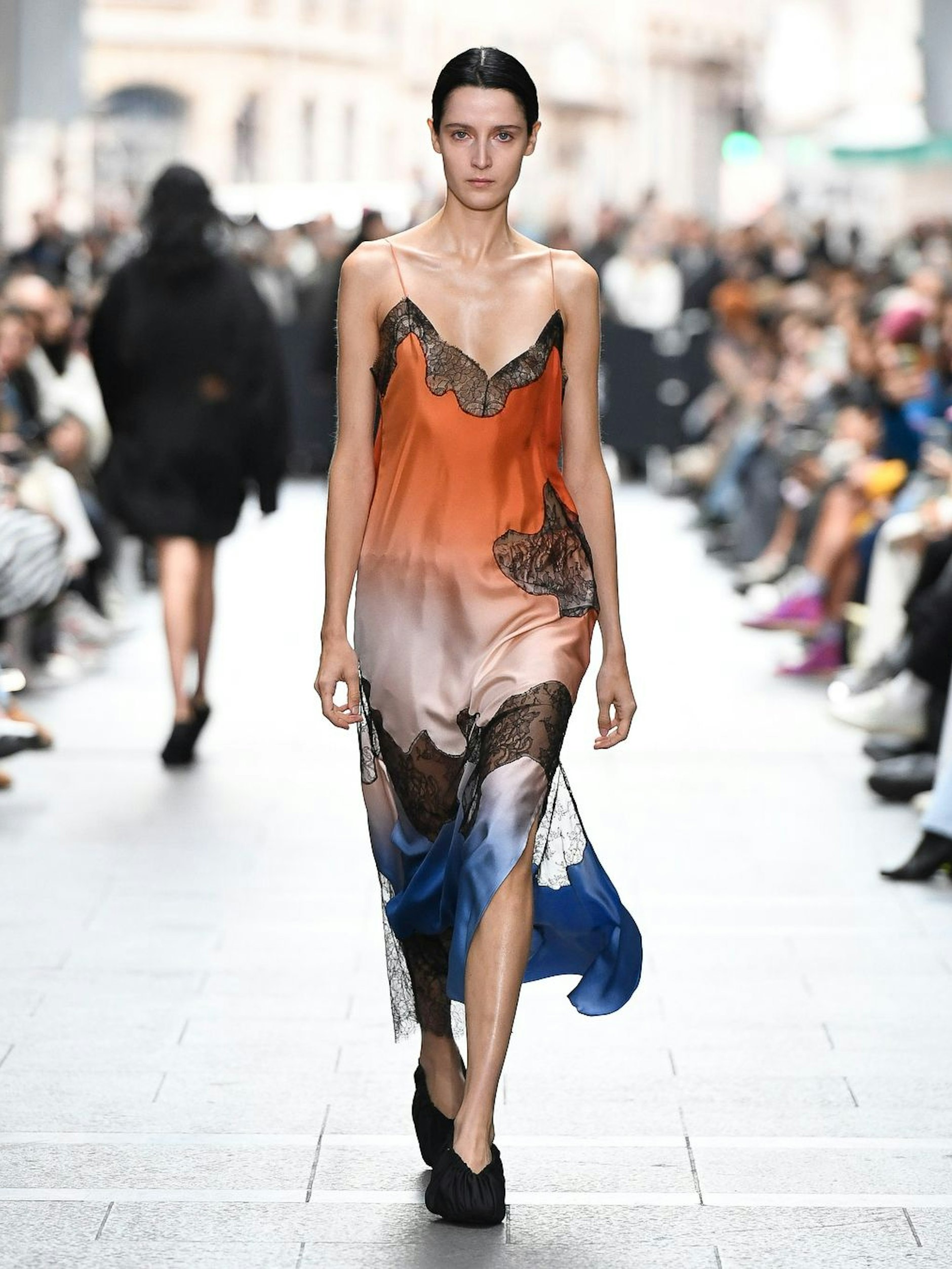 Die Deutsche Marie-Christine Statz, Gründerin und Chefdesignerin des Labels Gauchere, füllt die Cut-outs eines Kleids mit Spitze. Raffiniert.