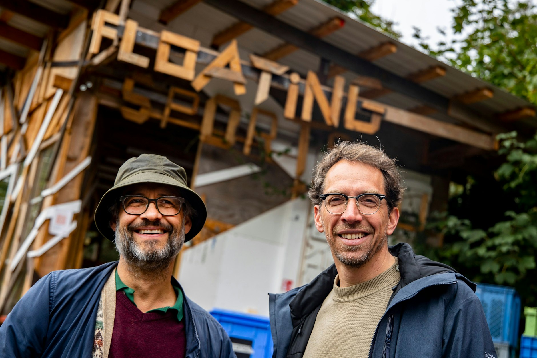 Christian Tschirner und Aljoscha Begrich vertreten bei der Führung für die Berliner Zeitung das künstlerische Team von „ReEDOcate ME!“