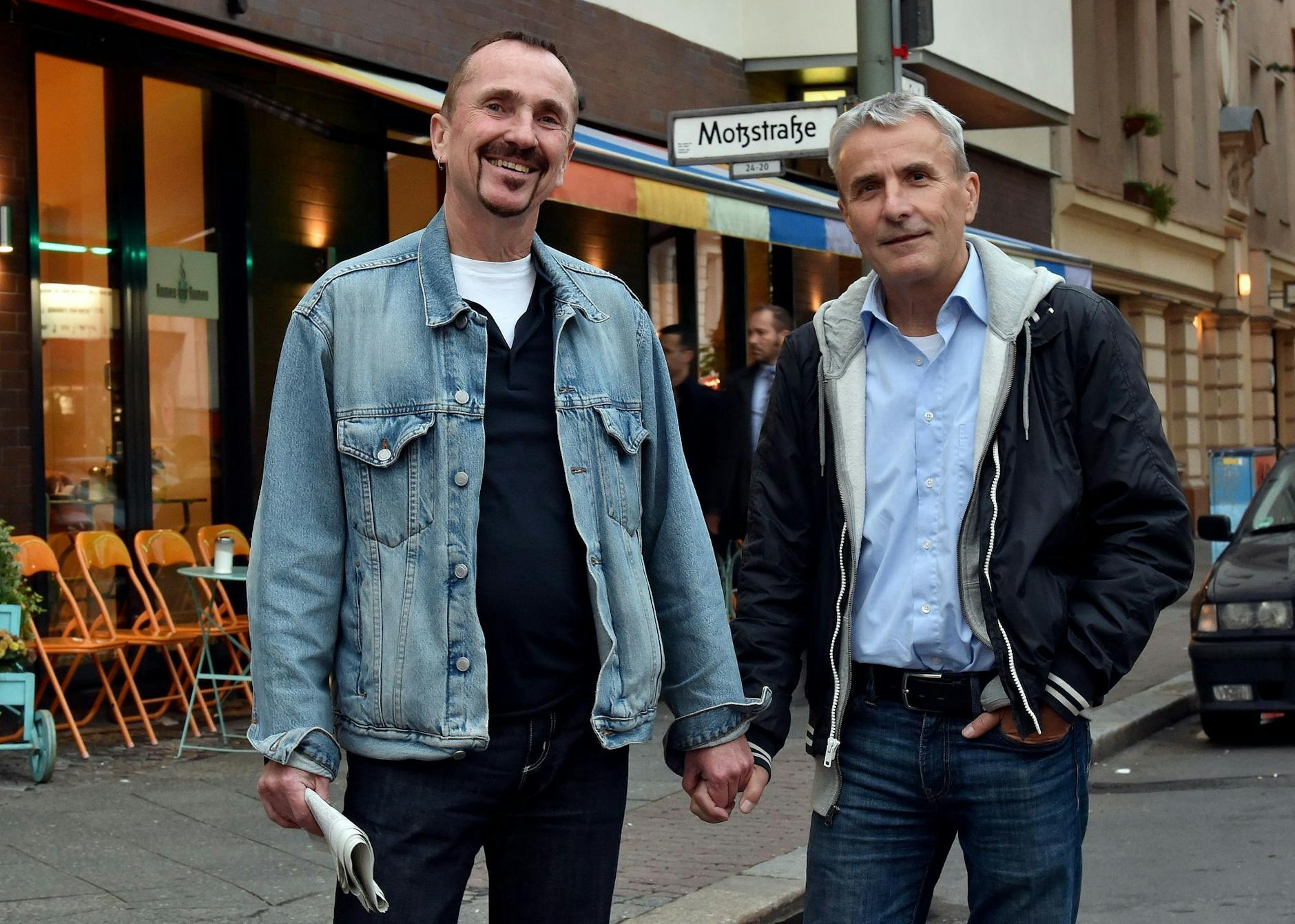 ARCHIV - Karl Kreile (l) und Bodo Mende spazieren im September 2017 durch Berlin. Das Paar ist seit 1979 zusammen und gehörte zu den ersten, die ihre eingetragene Lebenspartnerschaft in eine Ehe umwandeln ließen. dpa