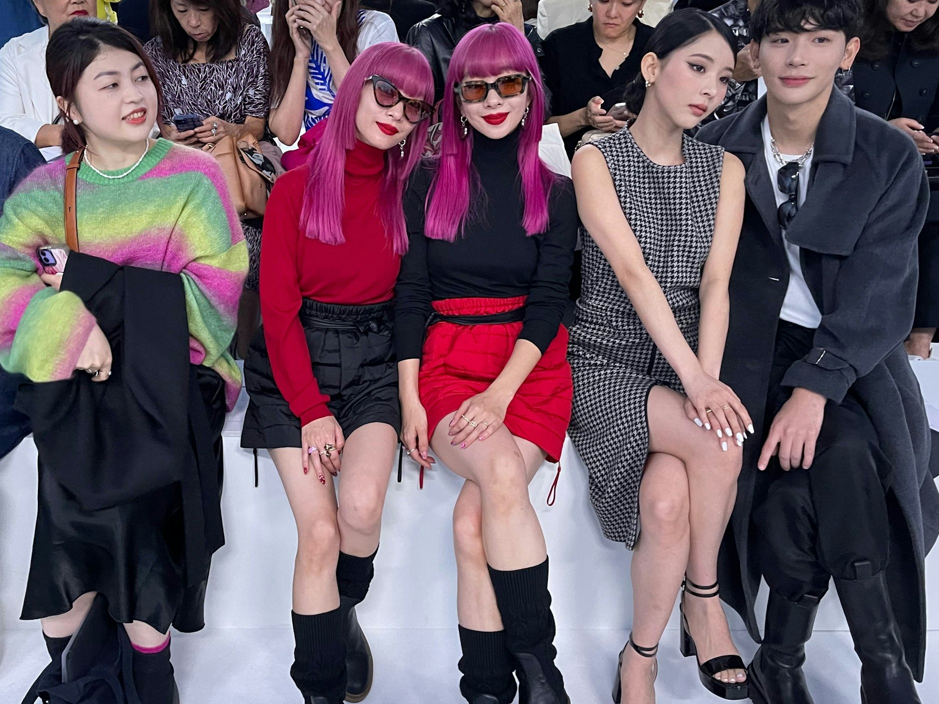 Gäste aus Tokio bei der Max-Mara-Show in Mailand. Die bunten Zwillinge sieht man auf vielen Schauen. Ihre Kleidung stimmen sie genau aufeinander ab, dennoch tragen sie nie ein identisches Outfit.