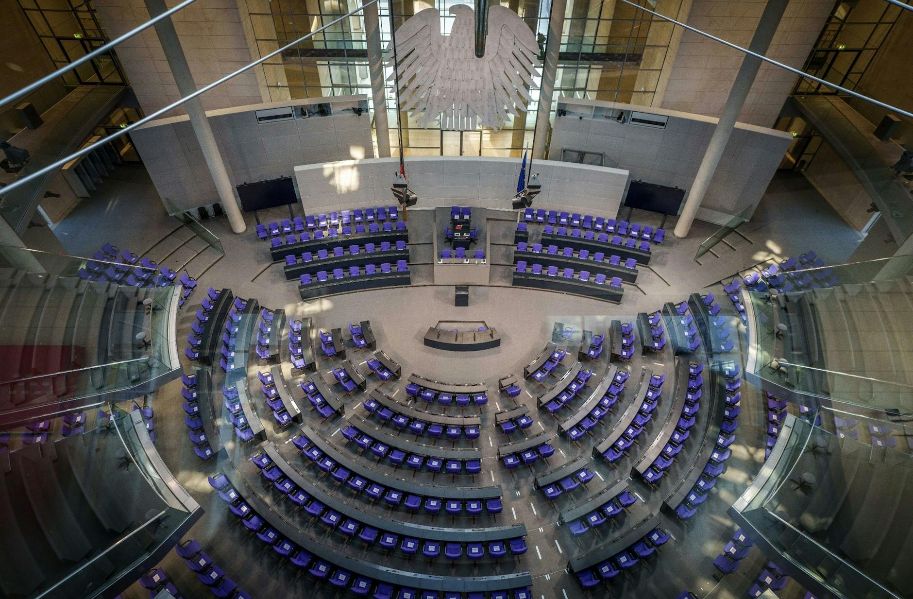 ARCHIV - Der Plenarsaal des Deutschen Bundestages.