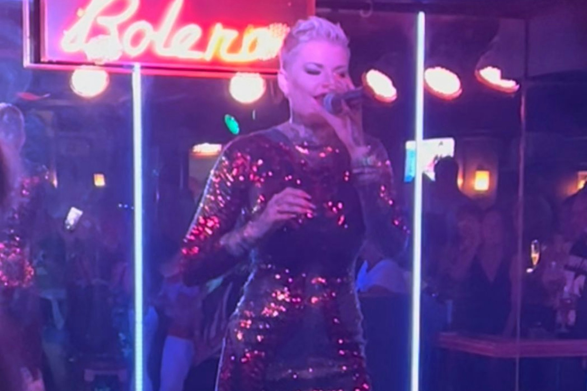 Melanie Müller trat nach dem Hitlergruß-Skandal in der Nacht zu Freitag auf Mallorca wieder auf.