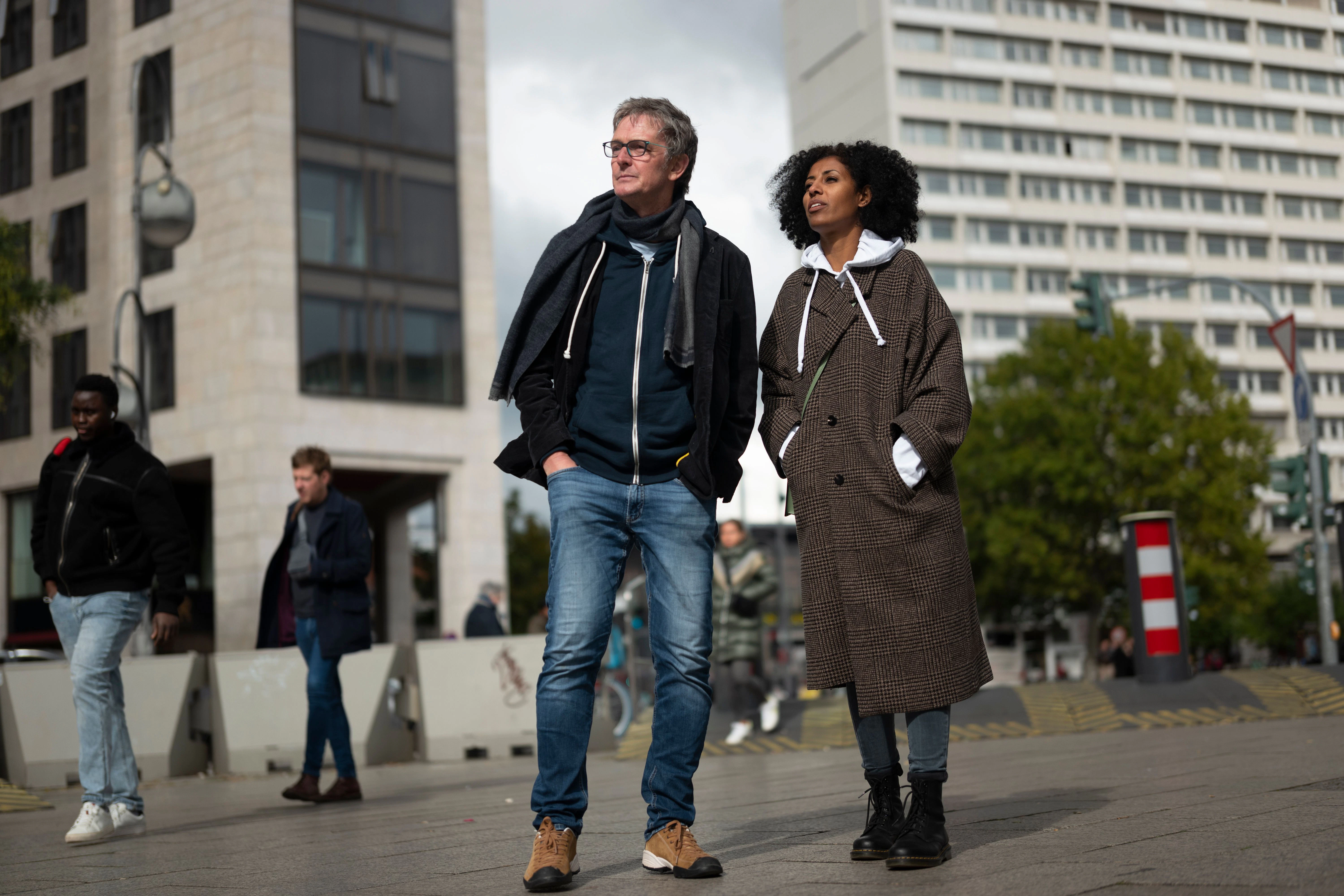 Gemeinsam das Grauen überwinden: Jörg Pfeil und seine Frau Helen auf dem Breitscheidplatz.