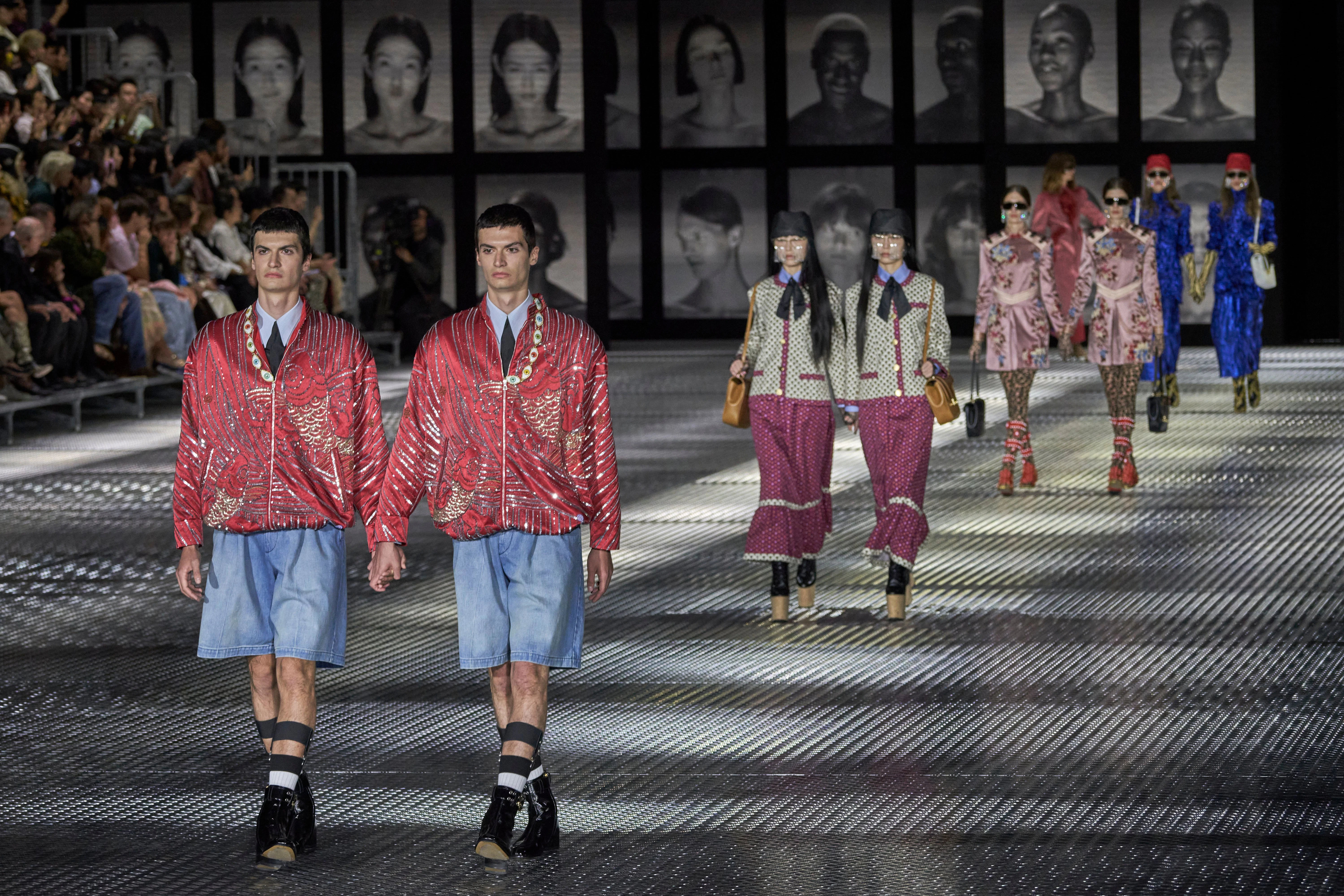 Ein aufwendiges Casting ging der Gucci-Show voraus. Nicht alle Zwillinge sind echt, dennoch mussten möglichst gleich aussehende Menschen für die Zwillingsshow von Alessandro Michele gefunden werden.&nbsp;