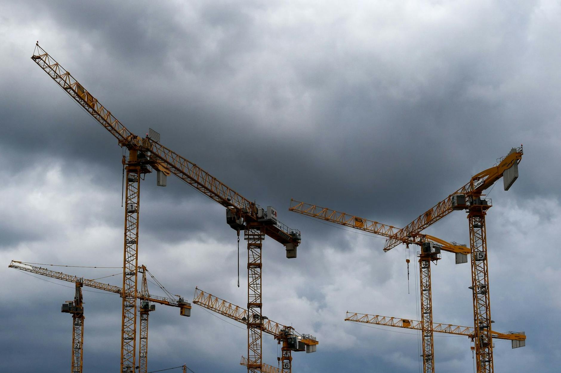 ARCHIV - Trübe Aussichten: Die deutsche Wirtschaft wird laut Prognosen im kommenden Jahr schrumpfen.
