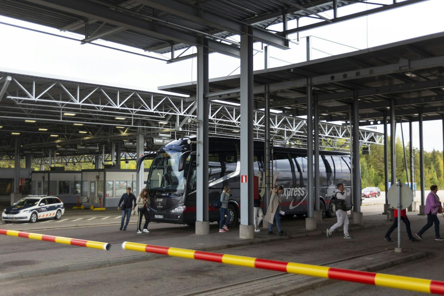 Russische Passagiere verlassen einen Bus und gehen zur Passkontrolle am Grenzübergang Vaalimaa zwischen Finnland und Russland.