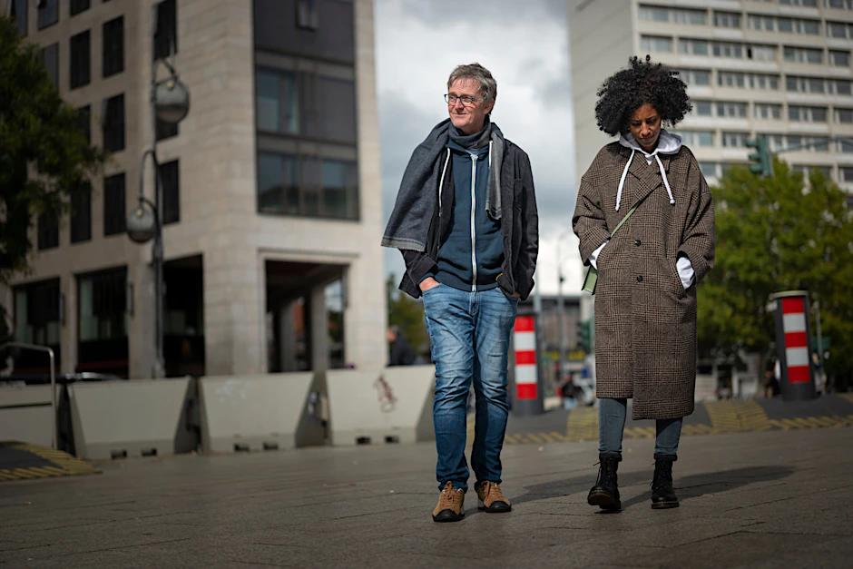 Nachdenklich, aber am Leben: Lehrer Jörg Pfeil (52) überlebte die Amokfahrt. Hier mit seiner Frau Helen in Berlin.