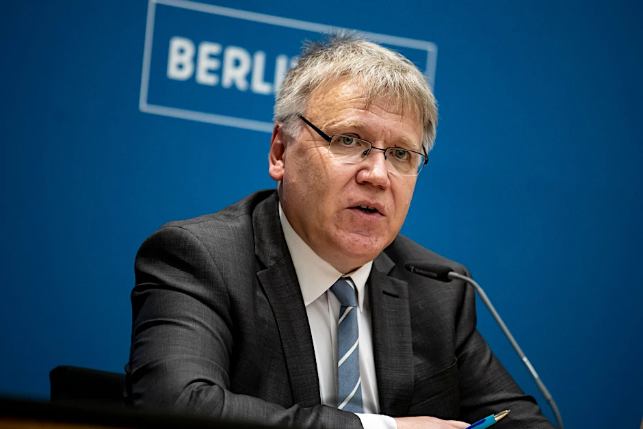 ARCHIV - Stephan Bröchler, Landeswahlleiter von Berlin, nimmt an einer Pressekonferenz teil.  