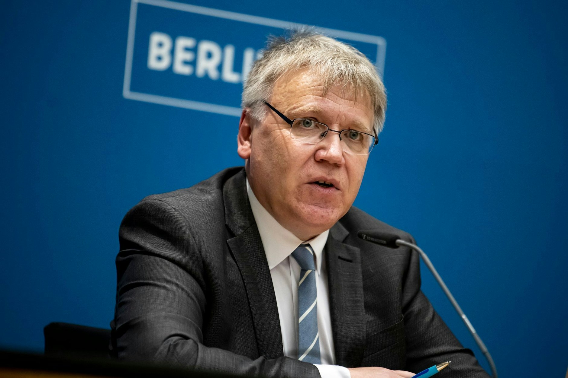 ARCHIV - Stephan Bröchler, Landeswahlleiter von Berlin, nimmt an einer Pressekonferenz teil.