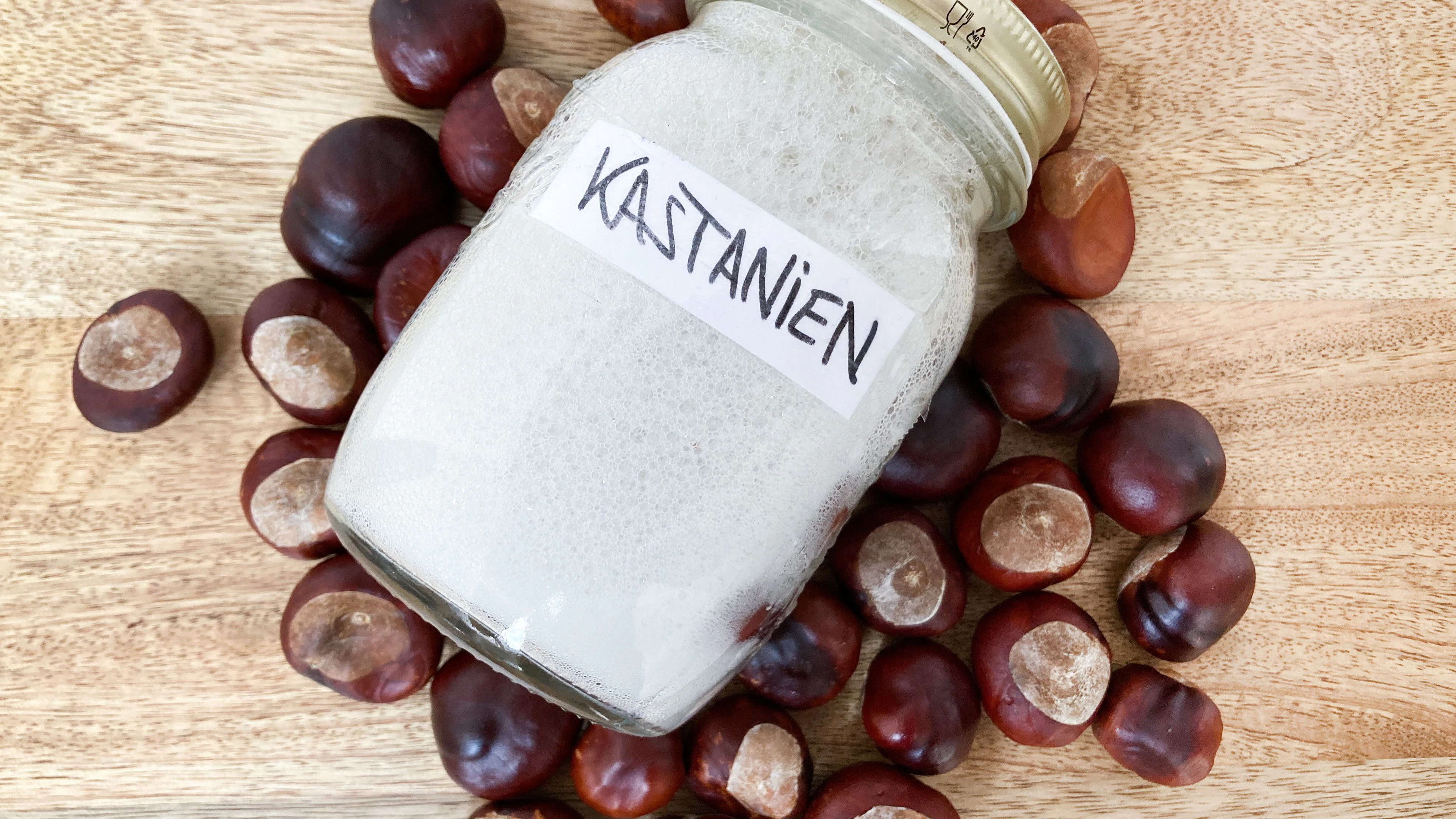 Wer frische Kastanien im Herbst sammelt und zu einem Sud verarbeitet, bekommt ein kostenloses, natürliches Waschmittel.