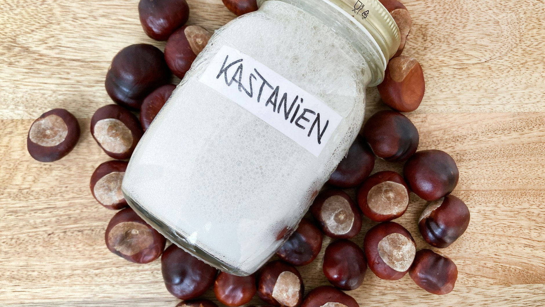 Wer frische Kastanien im Herbst sammelt und zu einem Sud verarbeitet, bekommt ein kostenloses, natürliches Waschmittel.