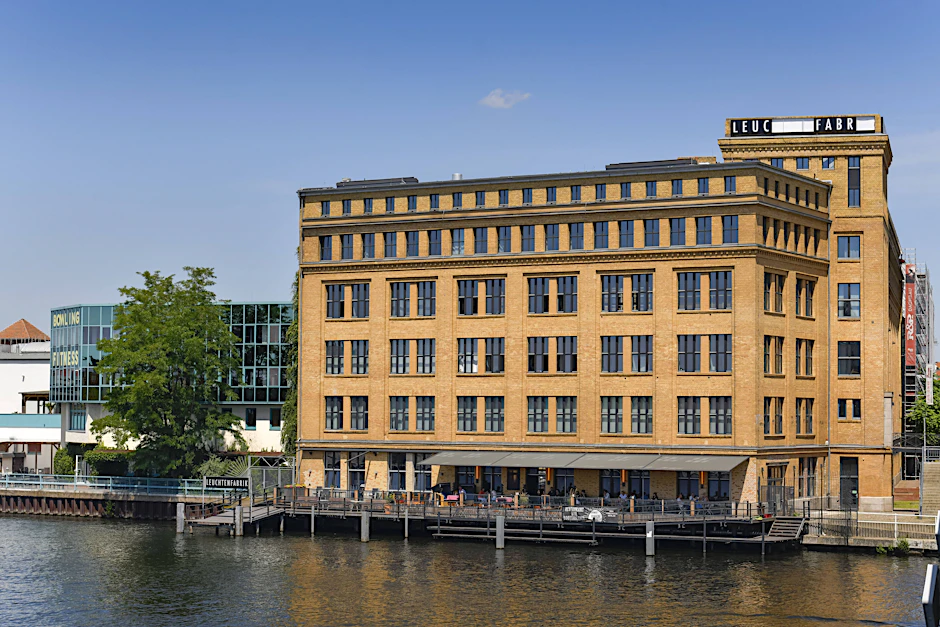 Industriedenkmal, Szene-Gastro, Wasserplätzchen: Leuchtenfabrik in Oberschöneweide.