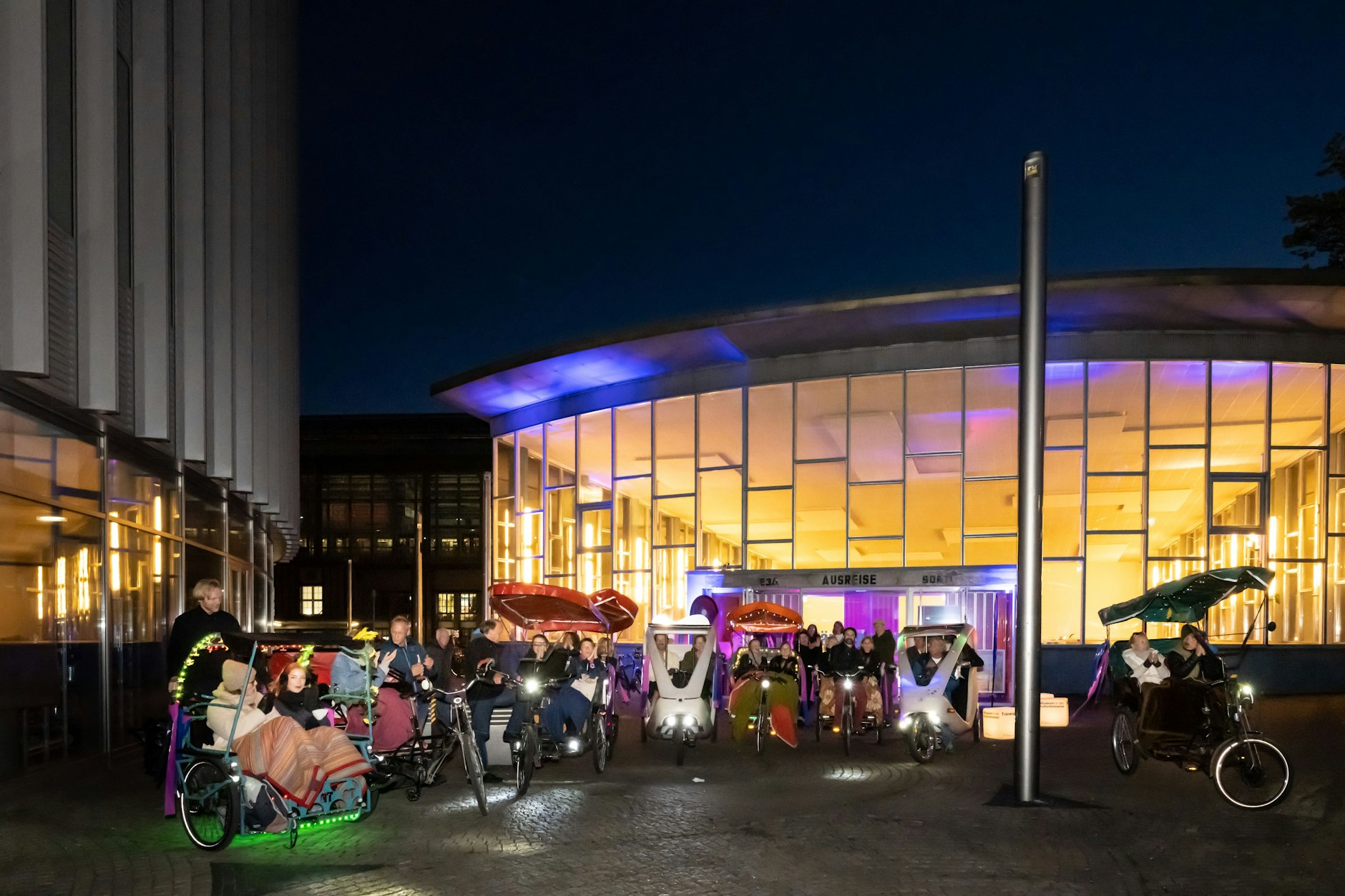 Ausnahmsweise Rikscha statt Spaziergang: Start des Projekts „Orte der Einheit“.