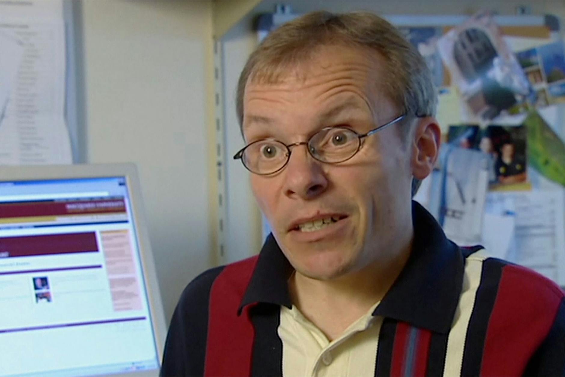 ARCHIV - Auf diesem Videostandbild spricht Sean Turnell, Wirtschaftswissenschaftler an der australischen Macquarie Universität, während eines Interviews in seinem Universitätsbüro. ng Corporation via AP/dpa