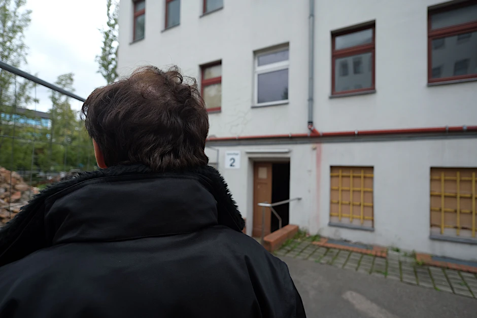 Kann seine Wohnung im Seitenflügel im Moment nicht nutzen, weil die Gasheizung nicht funktioniert: der letzte verbliebene Mieter, der sich nicht von vorne zeigen will.&nbsp;