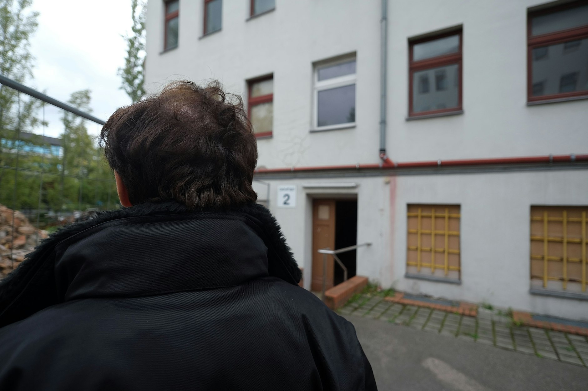 Kann seine Wohnung im Seitenflügel im Moment nicht nutzen, weil die Gasheizung nicht funktioniert: der letzte verbliebene Mieter, der sich nicht von vorne zeigen will.&nbsp;