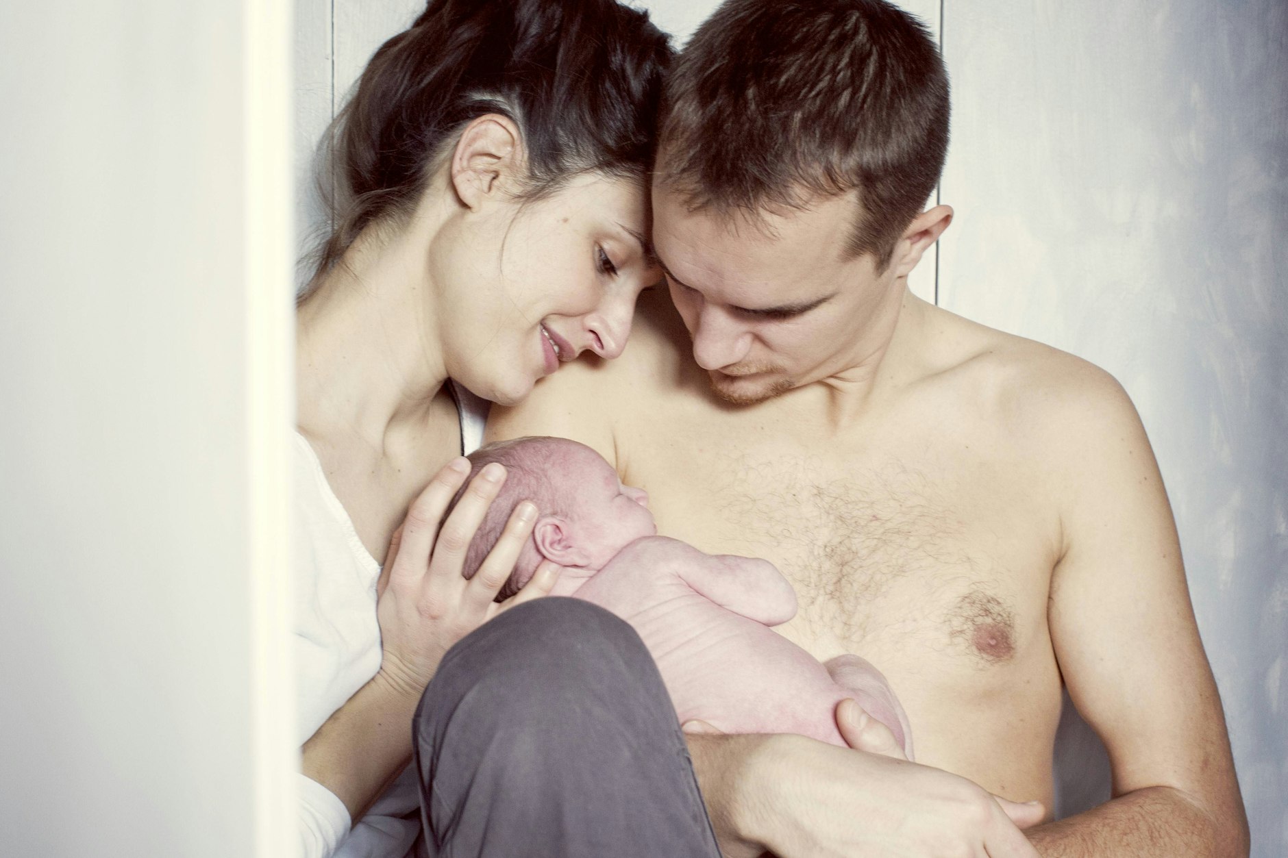 Kaum ist das erste Kind da, ändern sich die Prioritäten in der Beziehung.